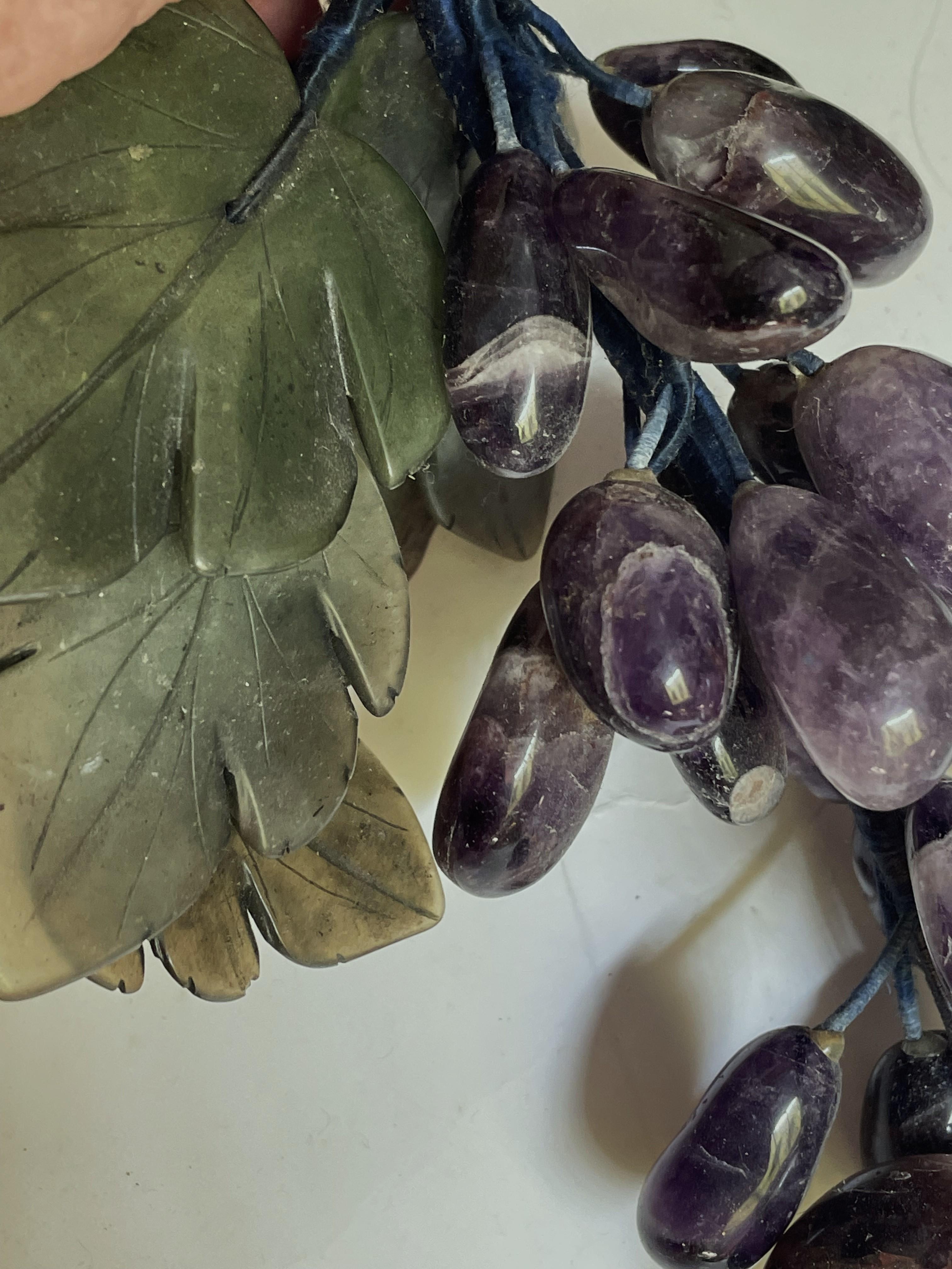 Amatista asiática tallada Racimo de uvas Hojas de jade en venta 2