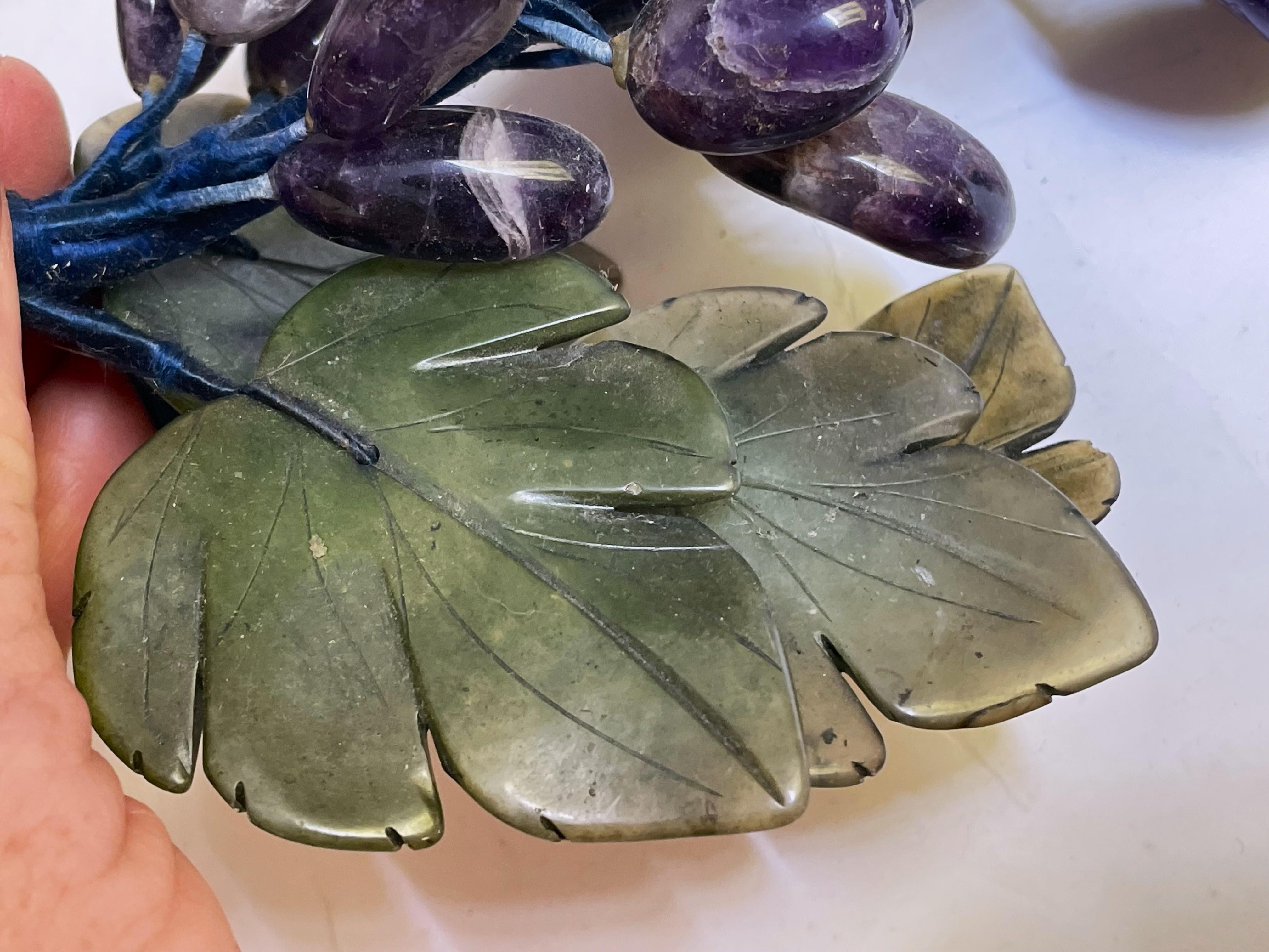 Amatista asiática tallada Racimo de uvas Hojas de jade en venta 3