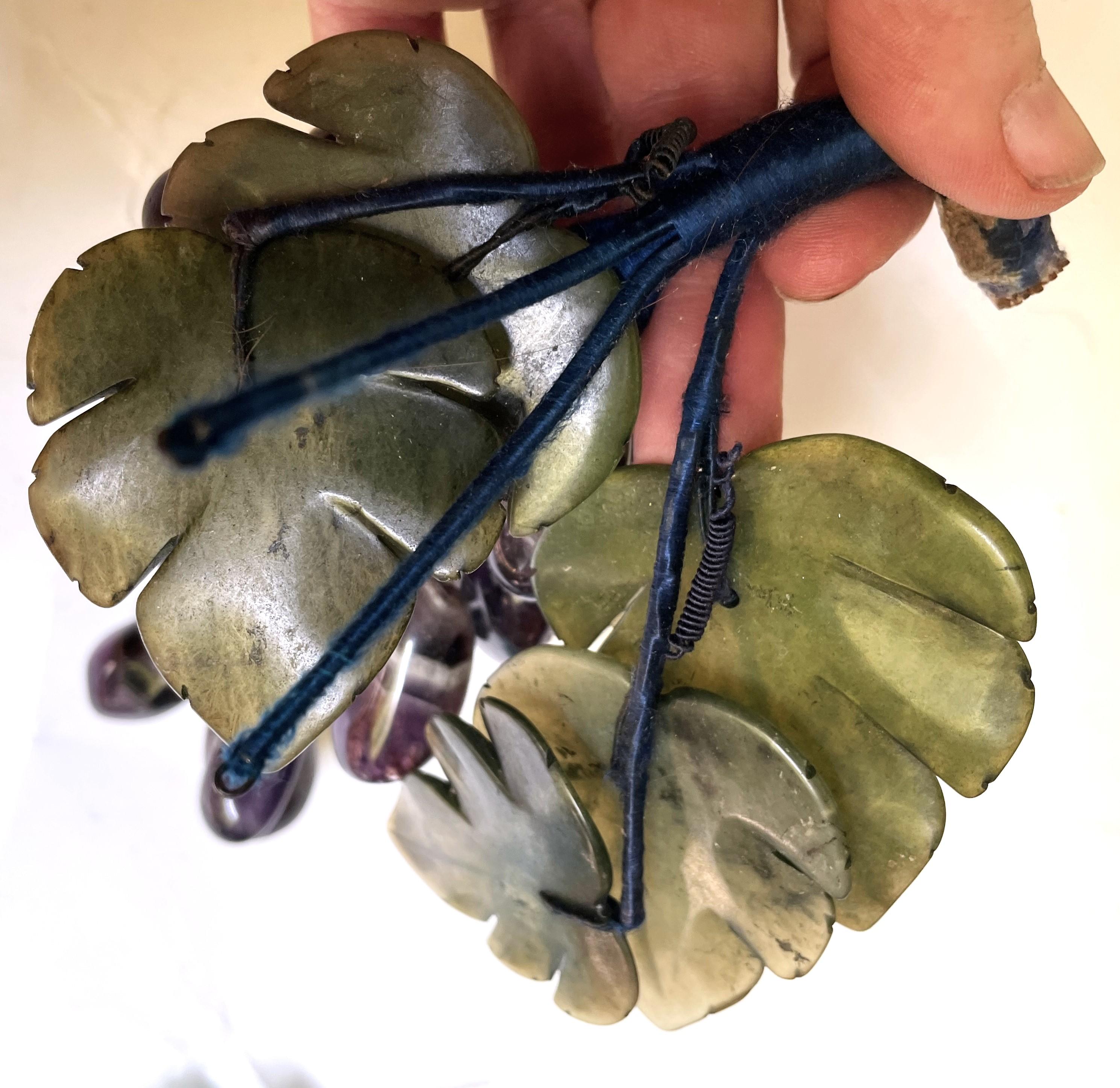 Amatista asiática tallada Racimo de uvas Hojas de jade Moderno de mediados de siglo en venta