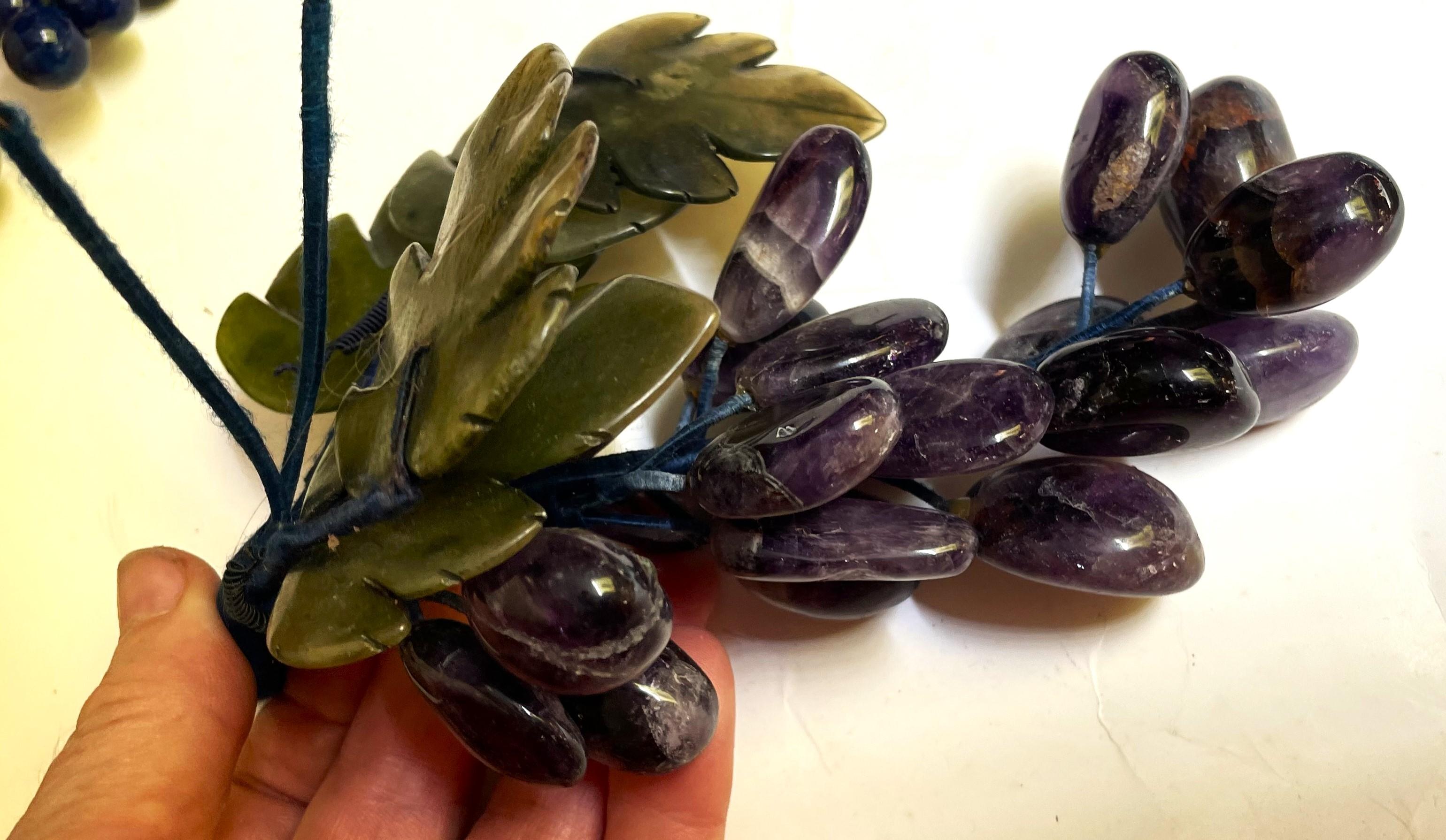 Amatista asiática tallada Racimo de uvas Hojas de jade Chino en venta