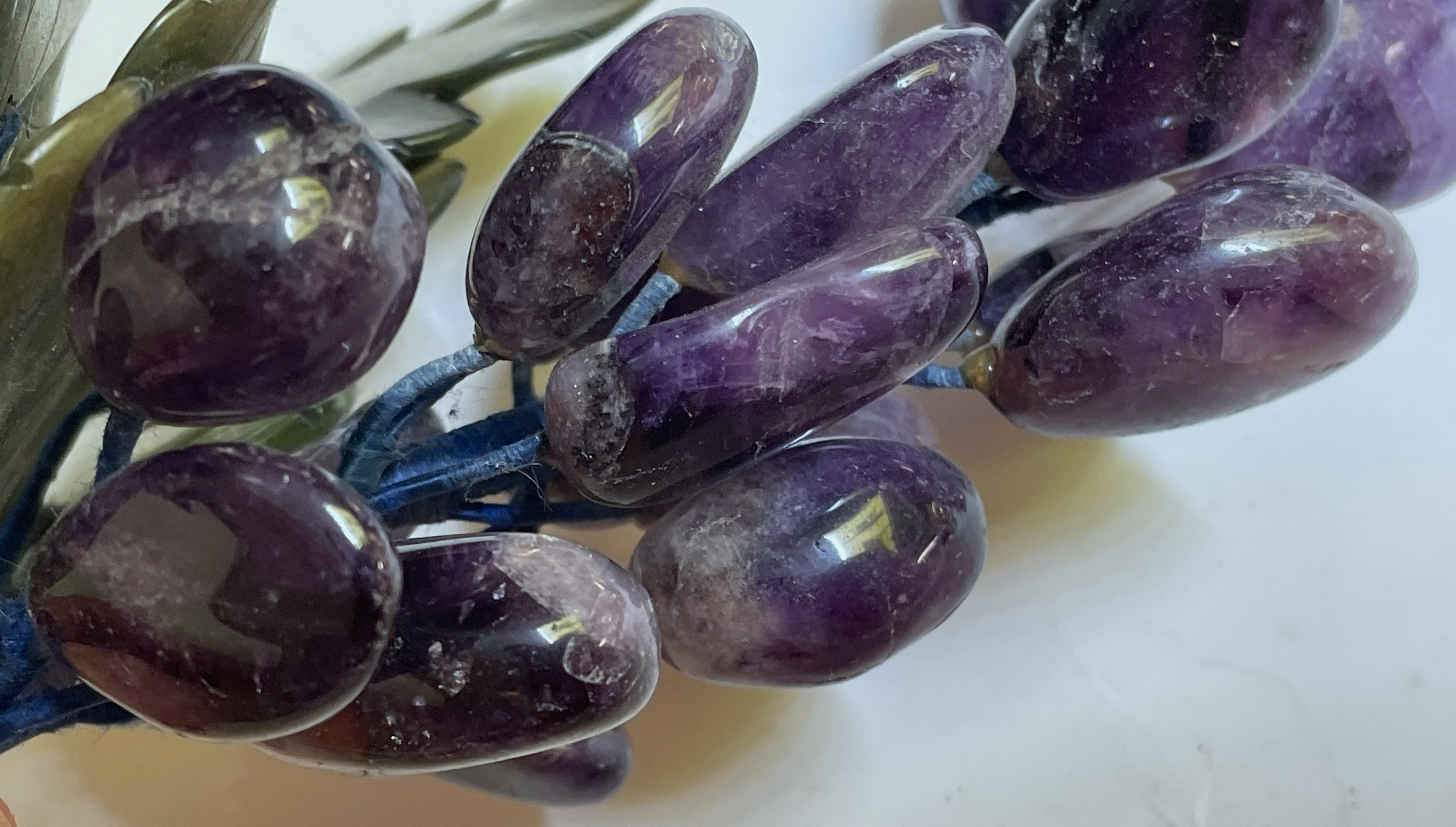 Amatista asiática tallada Racimo de uvas Hojas de jade Tallado en venta