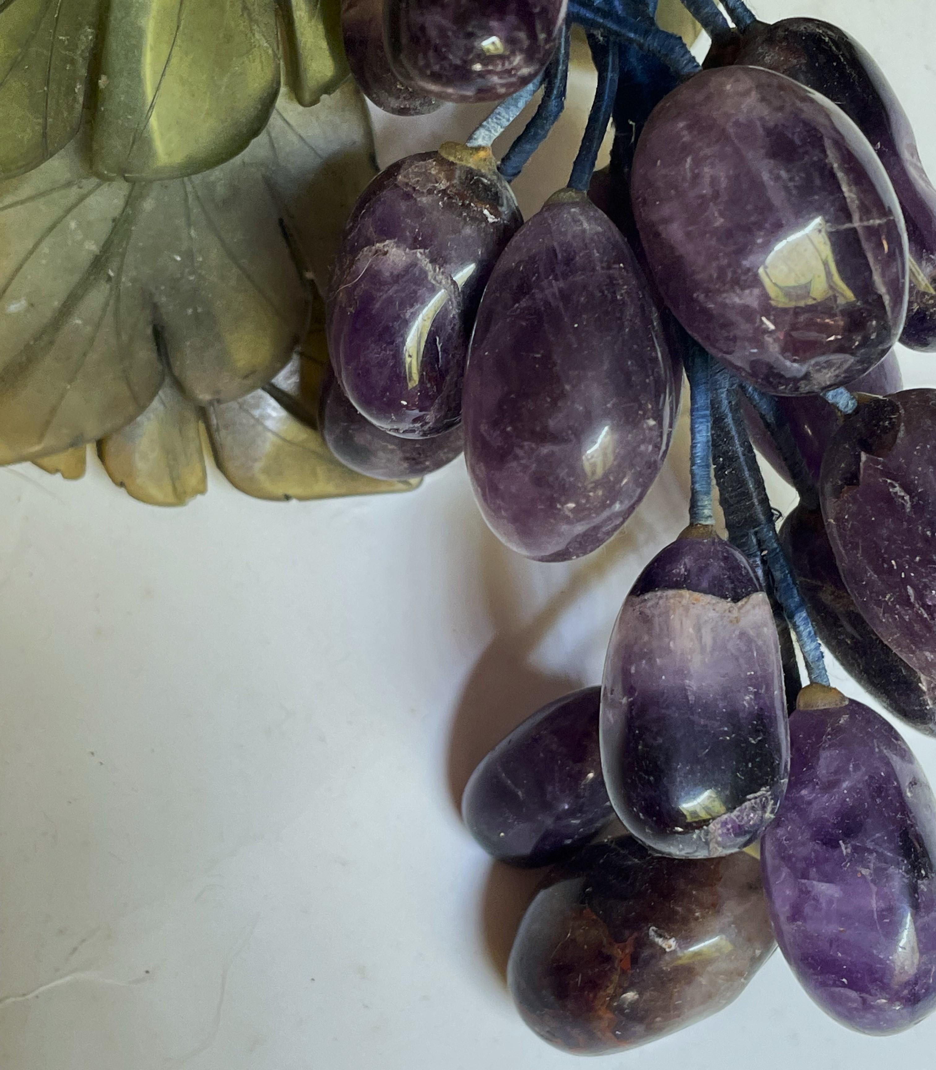 Amatista asiática tallada Racimo de uvas Hojas de jade siglo XX en venta