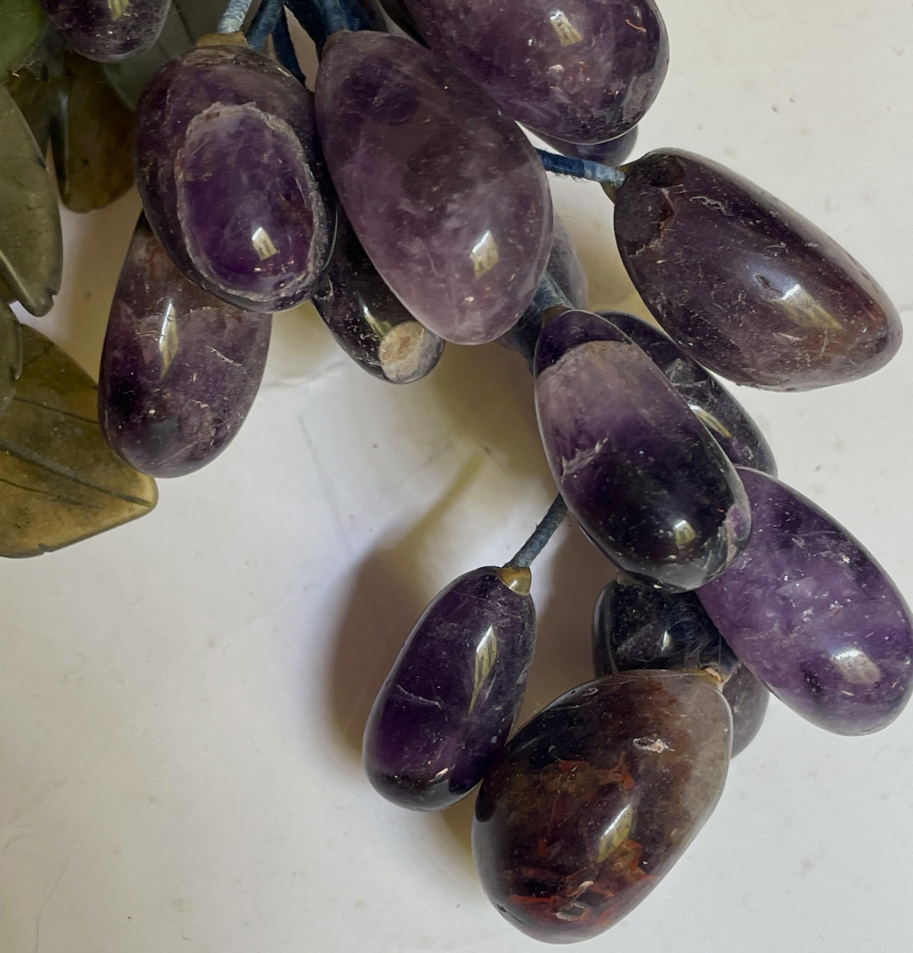 Amatista asiática tallada Racimo de uvas Hojas de jade en venta 1