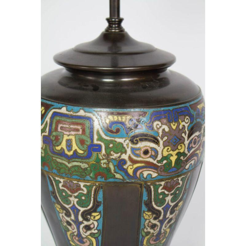 Lampe de table antique asiatique en forme de champleve. Design/One
Magnifique bronze patiné avec des champlevents en bandeau autour du vase et des lances pointant vers le bas. Le dessin de Condit est en très bon état, et le dessin présente des yeux
