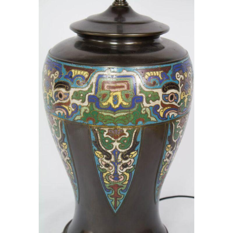 Japonais Lampe de table champlevée asiatique ancienne en bronze en vente