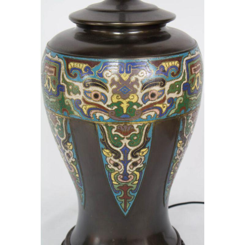 Champlevé Lampe de table champlevée asiatique ancienne en bronze en vente