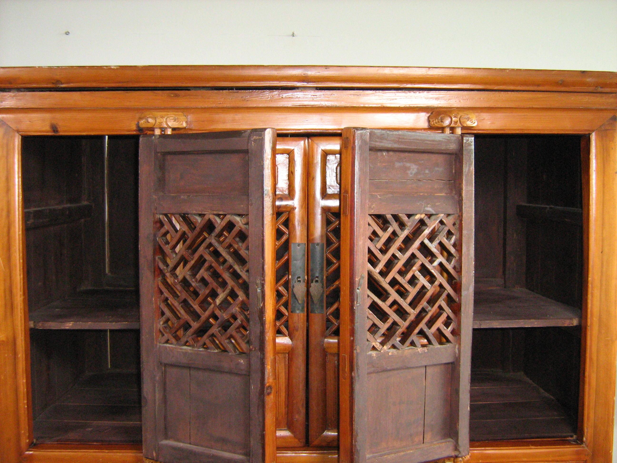 Gabinetto orientale - Cypress Wood - 1870 ca.

Questo versatile mobile si presenta in ottime condizioni d'epoca.
Le proporzioni pratiche, combinate con le bellissime tonalità del legno di cipresso, danno vita a un mobile molto attraente. 
Lo spazio