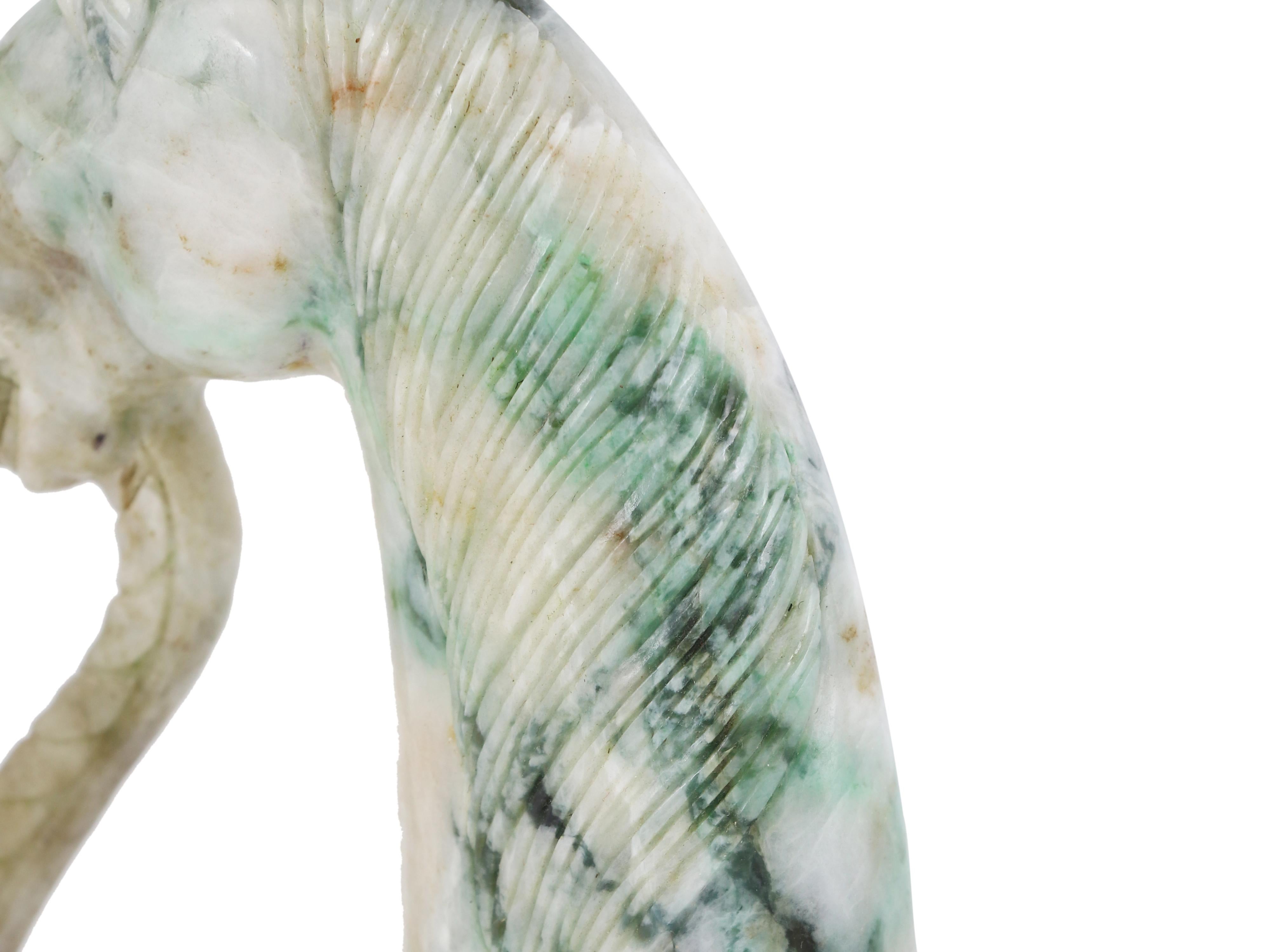 Arte asiático y antiguo indio Mughal Empuñadura de daga de jade en forma de cabeza de caballo en venta 8