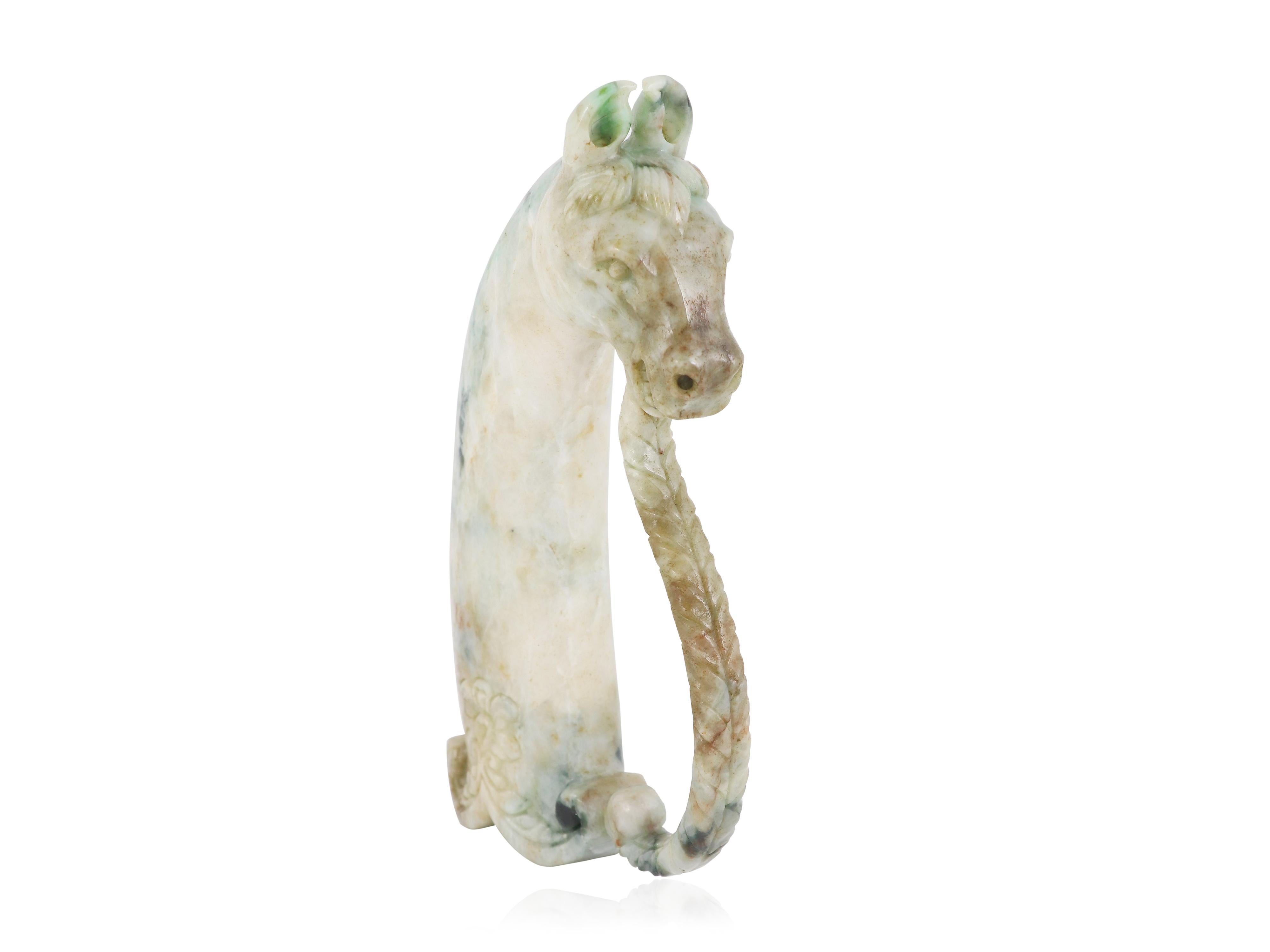 Arte asiático y antiguo indio Mughal Empuñadura de daga de jade en forma de cabeza de caballo en Excelente estado para la venta en Bangkok,, TH
