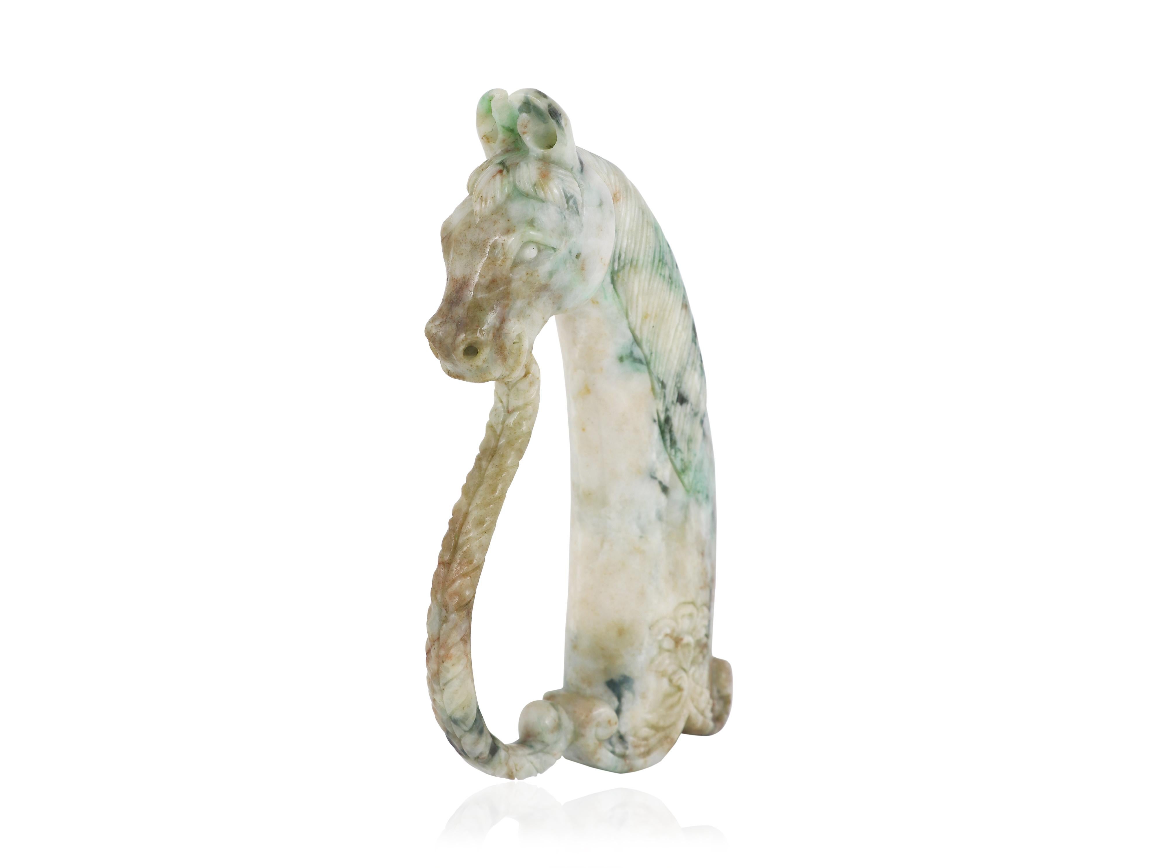 Femenino o masculino Arte asiático y antiguo indio Mughal Empuñadura de daga de jade en forma de cabeza de caballo en venta