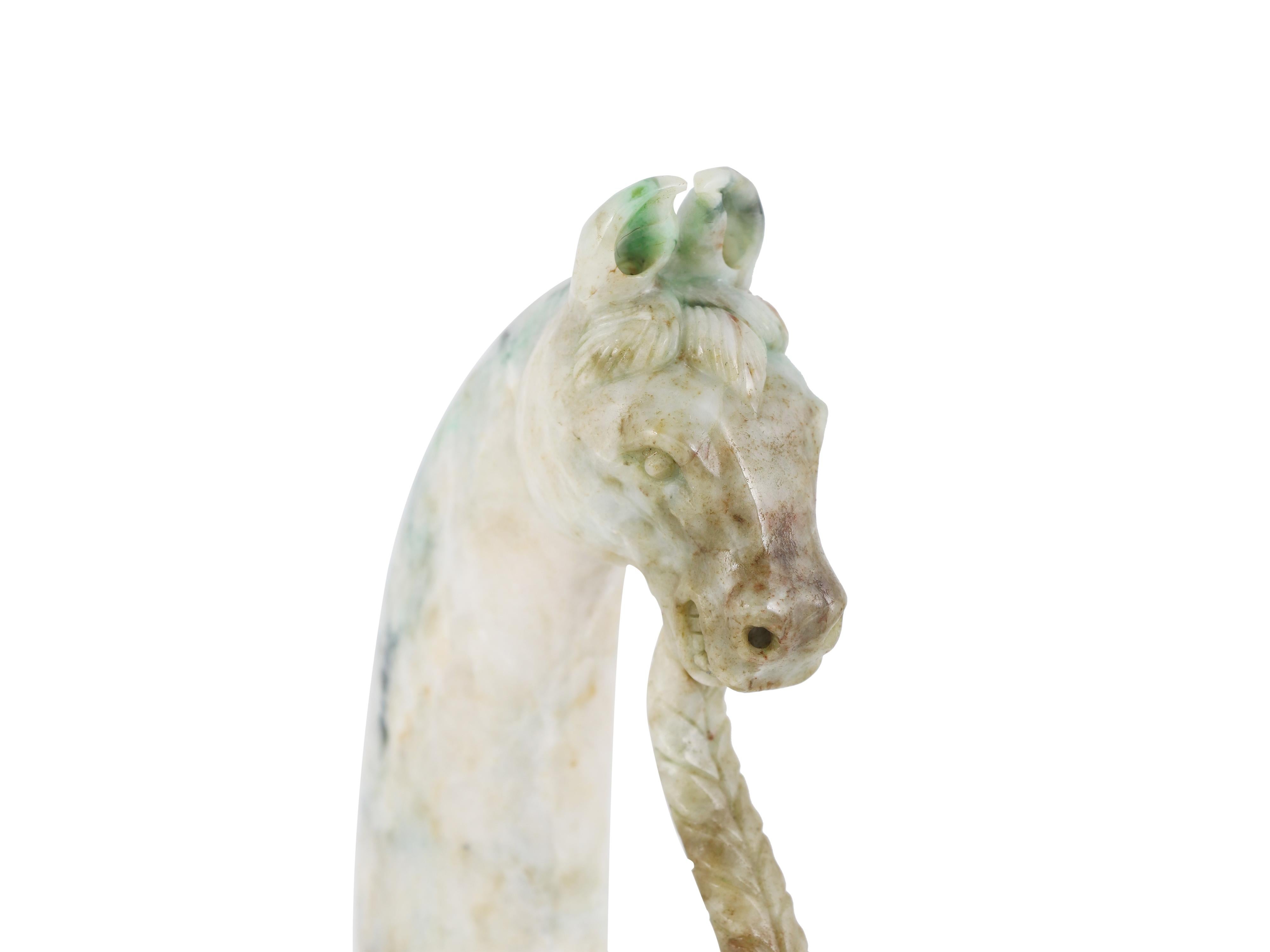 Arte asiático y antiguo indio Mughal Empuñadura de daga de jade en forma de cabeza de caballo en venta 4