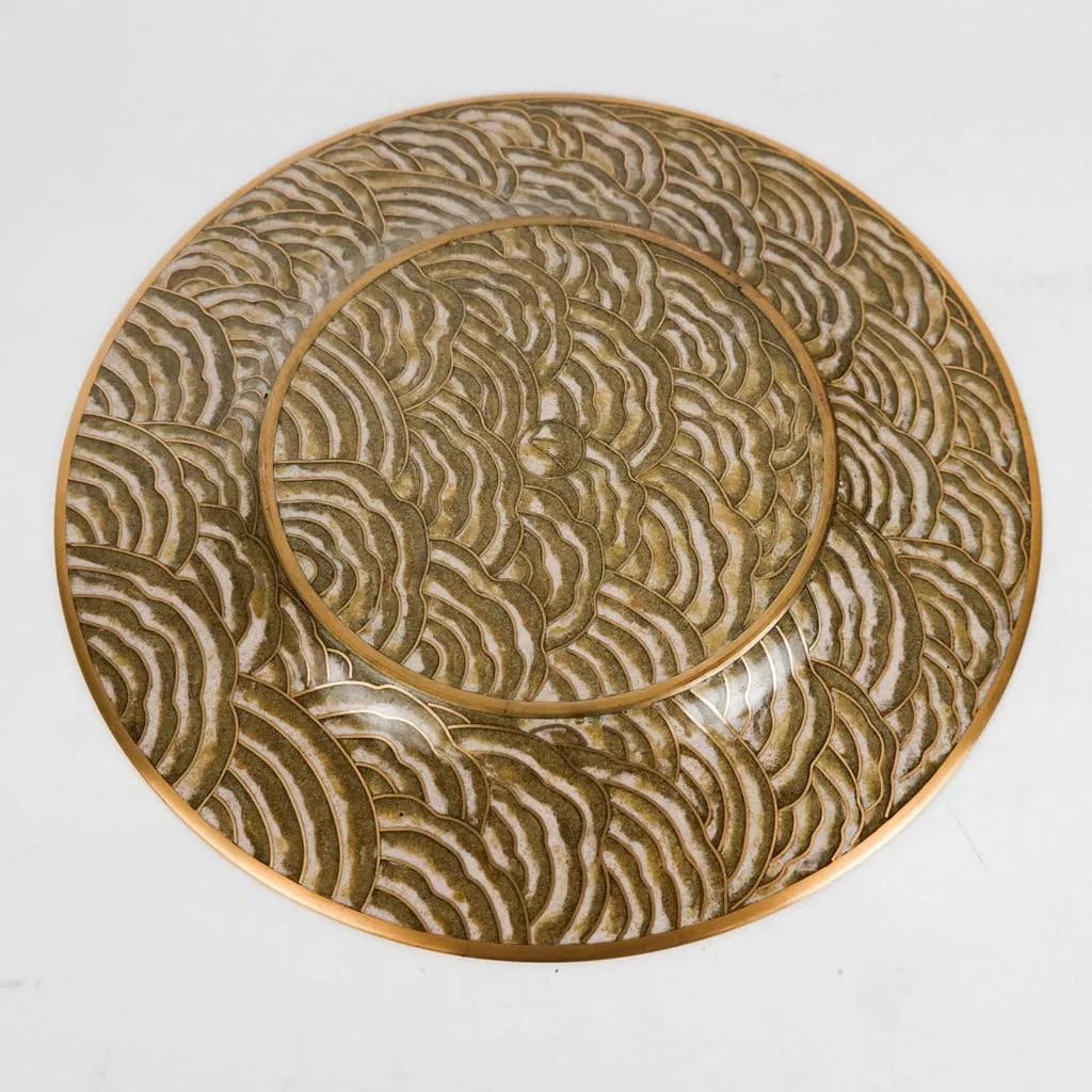 Fine Asian Art Déco Cloisonné enameled Charger or shallow Bowl  circa 1930's , depicting a sea  of clouds in various sandy and airy tones, with circular bronze frame.

An interesting object of great style and originality .

Note: a possible but