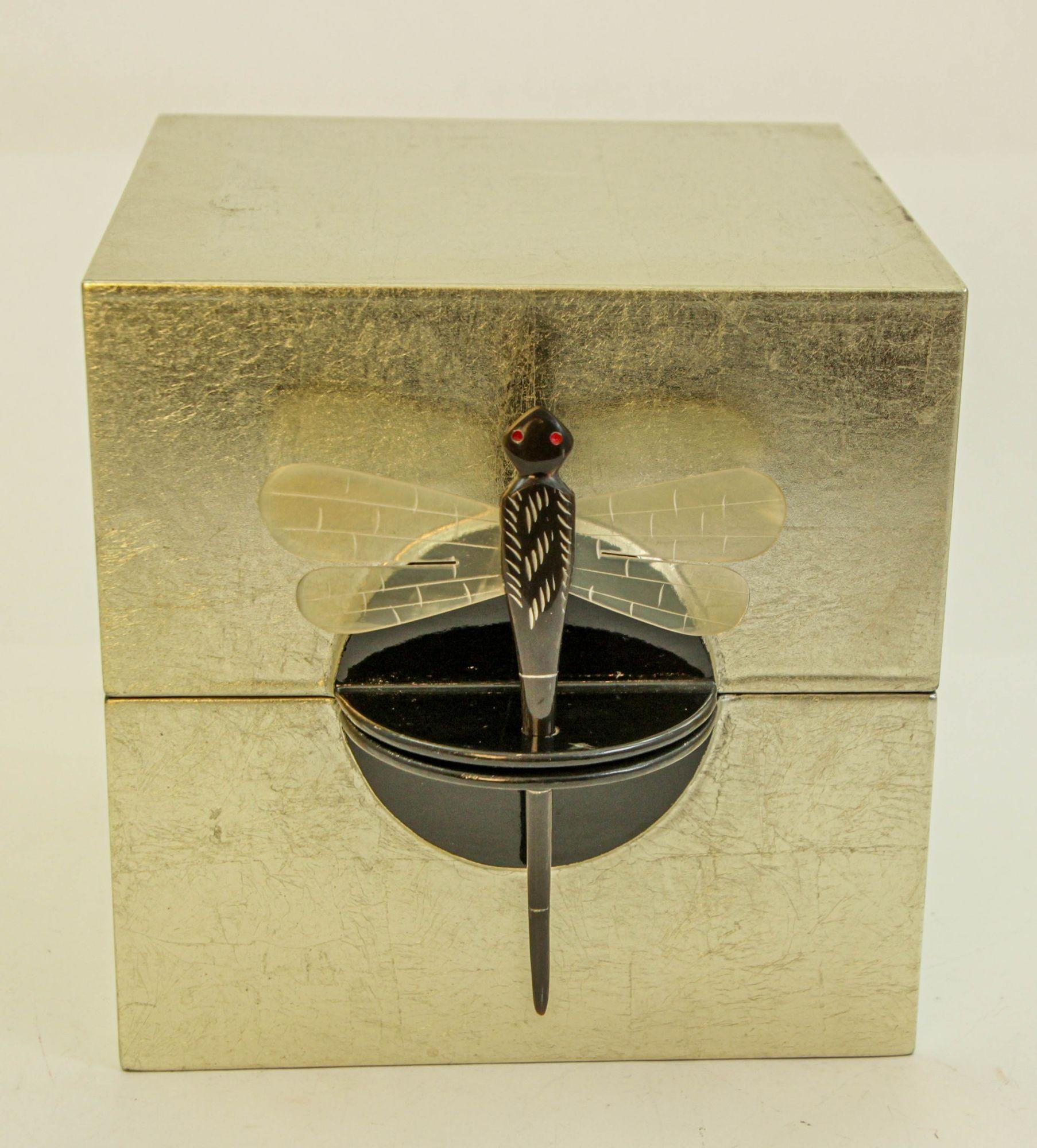 Art Deco Asian Japonisme style silver and black lacquered jewelry box storage with 1980s.
When opened there is a black removable tray inside with four compartments for rings and small jewelry.
Asian Japanese lacquer in textured silver and black