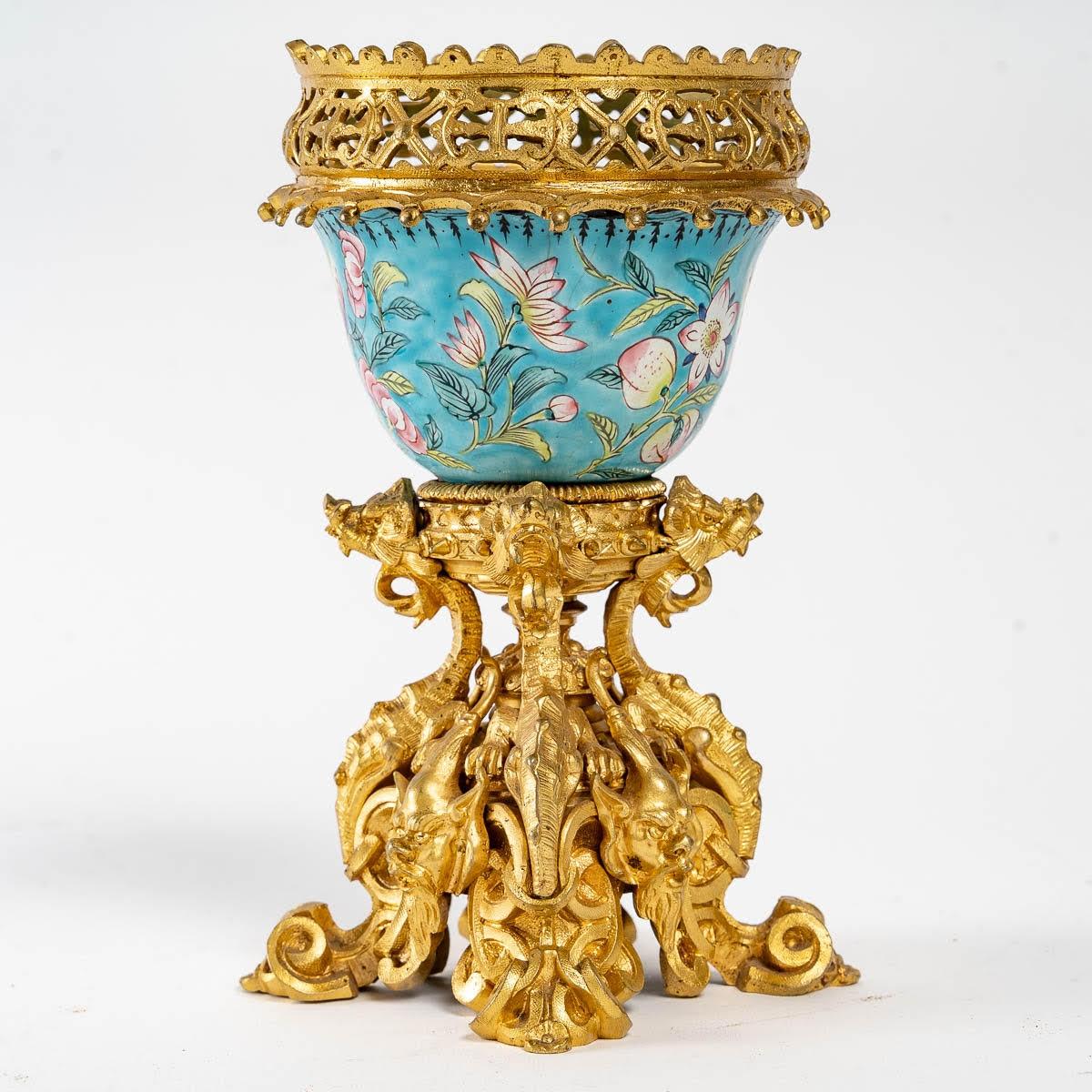 Asian Art Porcelain and Chased and Gilt Bronze Bowl, 19th century.

Asian Art porcelain vase, cup and chased and gilded bronze frame from the Napoleon III period, 19th century.

Dimensions: h: 19.5cm, d: 10.5cm