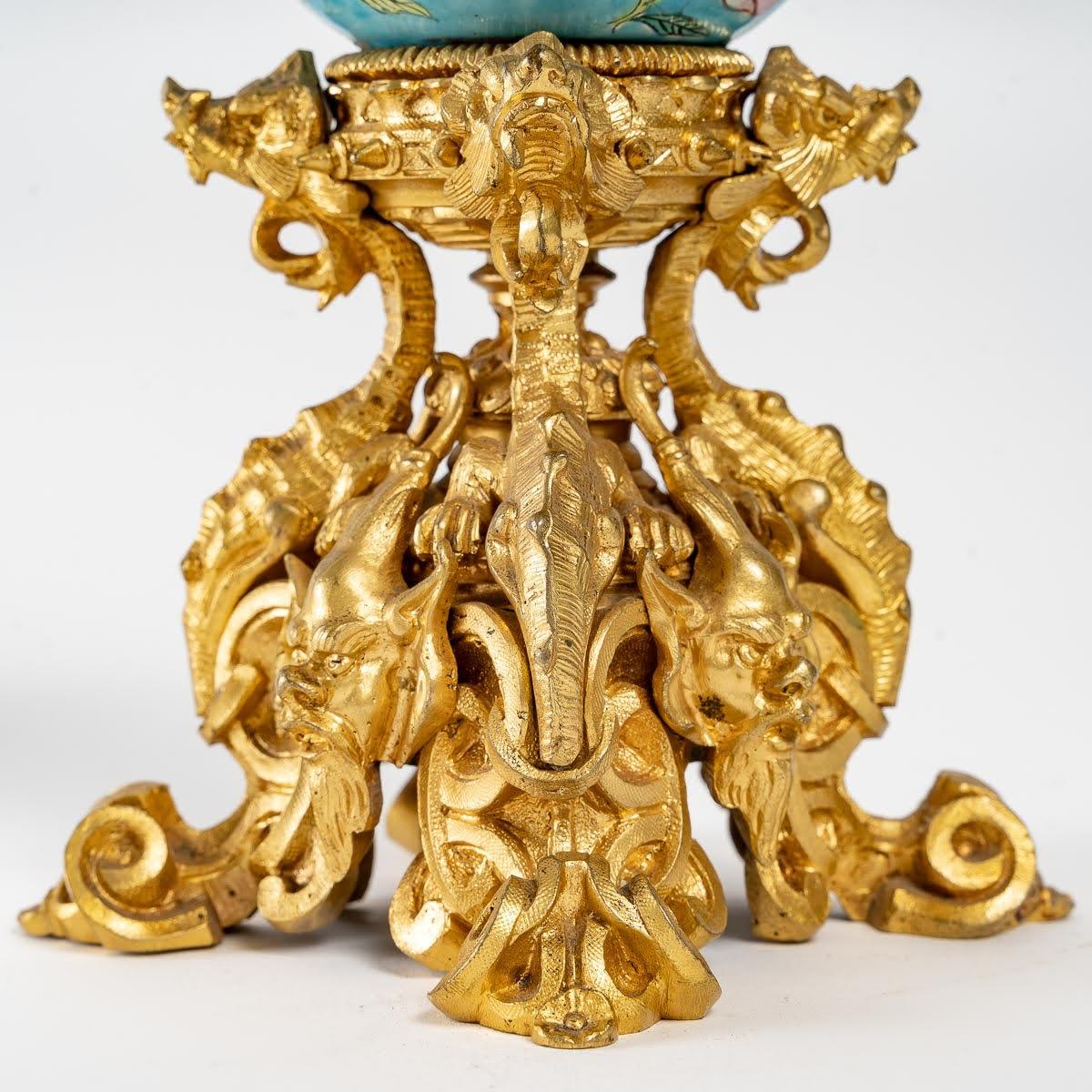 Français Bol en porcelaine d'art asiatique et en bronze ciselé et doré, XIXe siècle. en vente