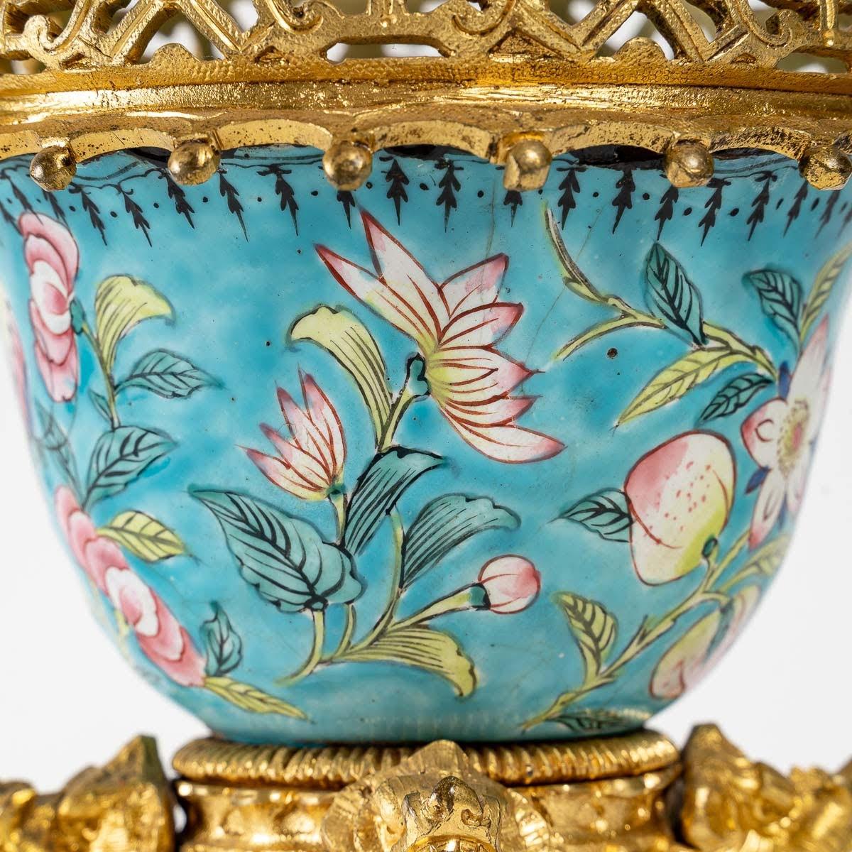 Bol en porcelaine d'art asiatique et en bronze ciselé et doré, XIXe siècle. en vente 1