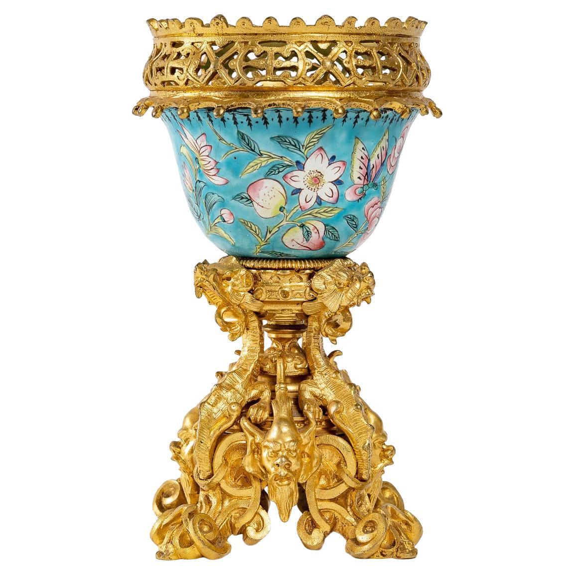 Asiatische Kunstschale aus Porzellan und ziselierter und vergoldeter Bronze, 19. Jahrhundert.