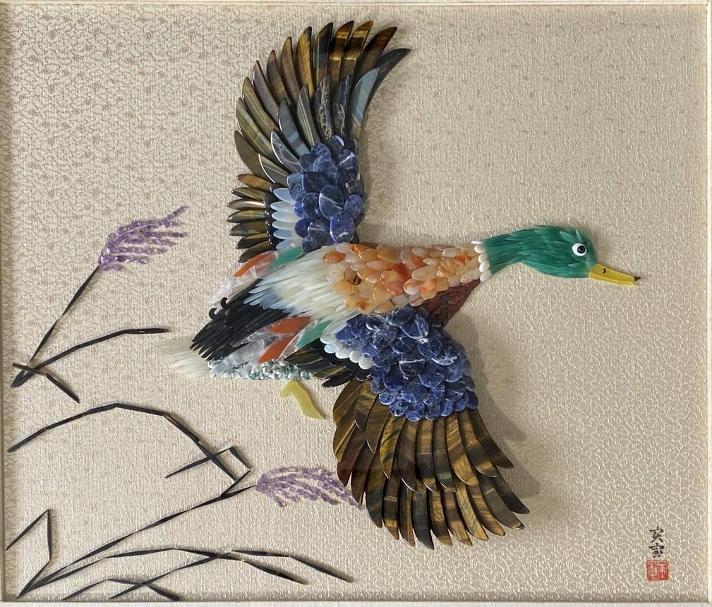 Nous vous proposons une pièce murale spectaculaire représentant un oiseau asiatique en vol, réalisée à partir de pierres semi-précieuses. Les dimensions sont 24