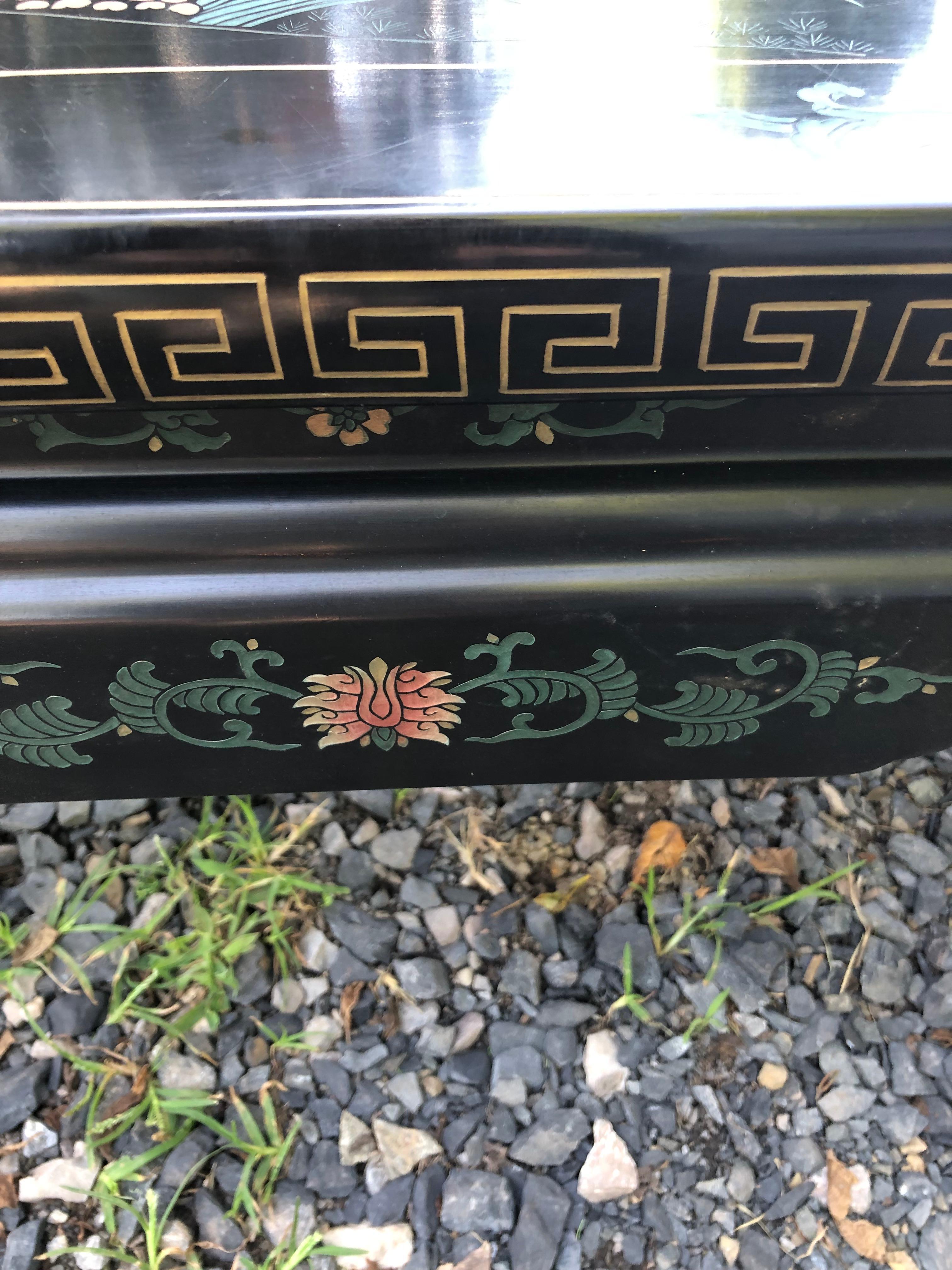 Table basse asiatique noire avec décoration florale peinte encastrée en vente 6