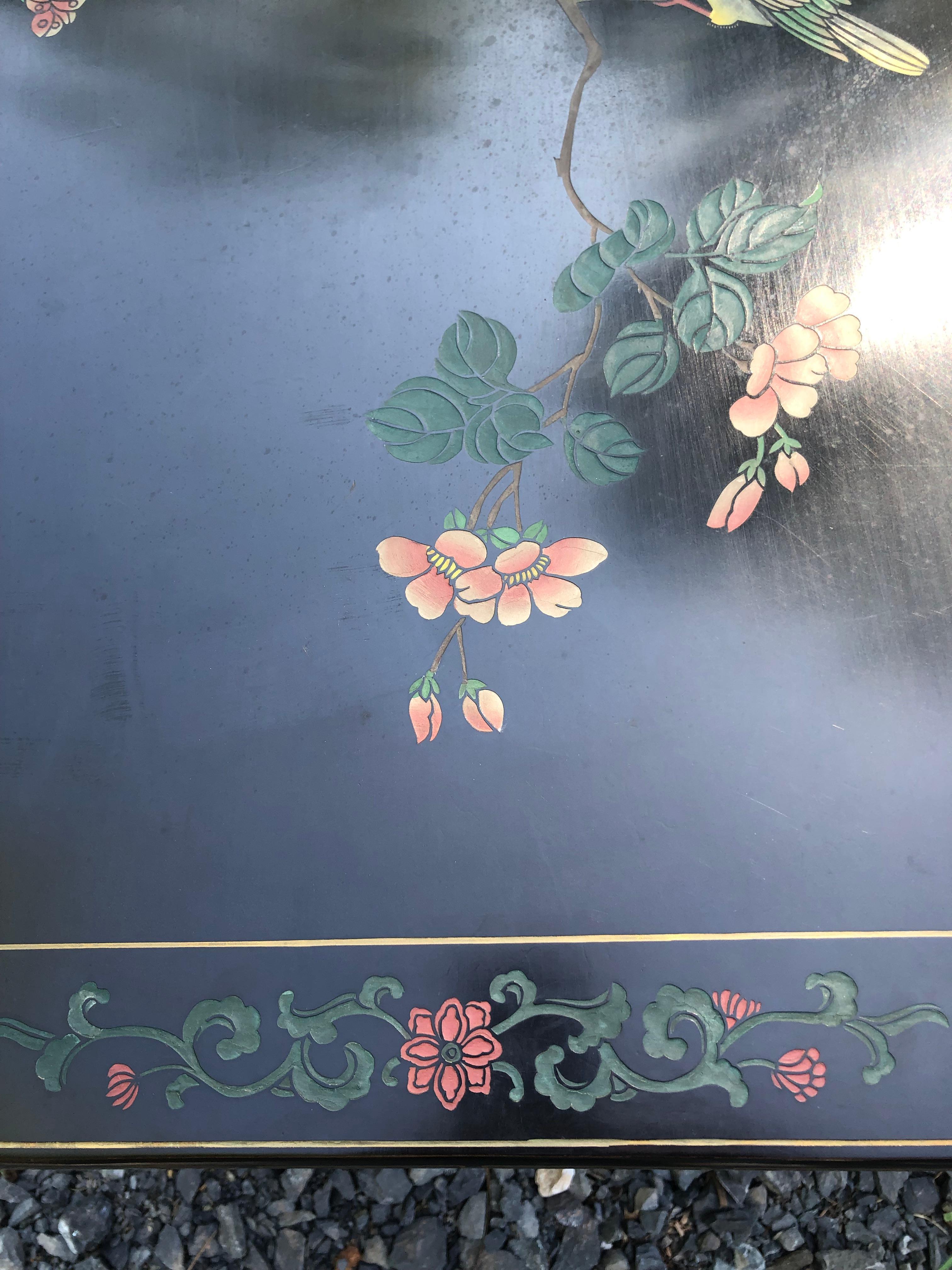 Exportation chinoise Table basse asiatique noire avec décoration florale peinte encastrée en vente