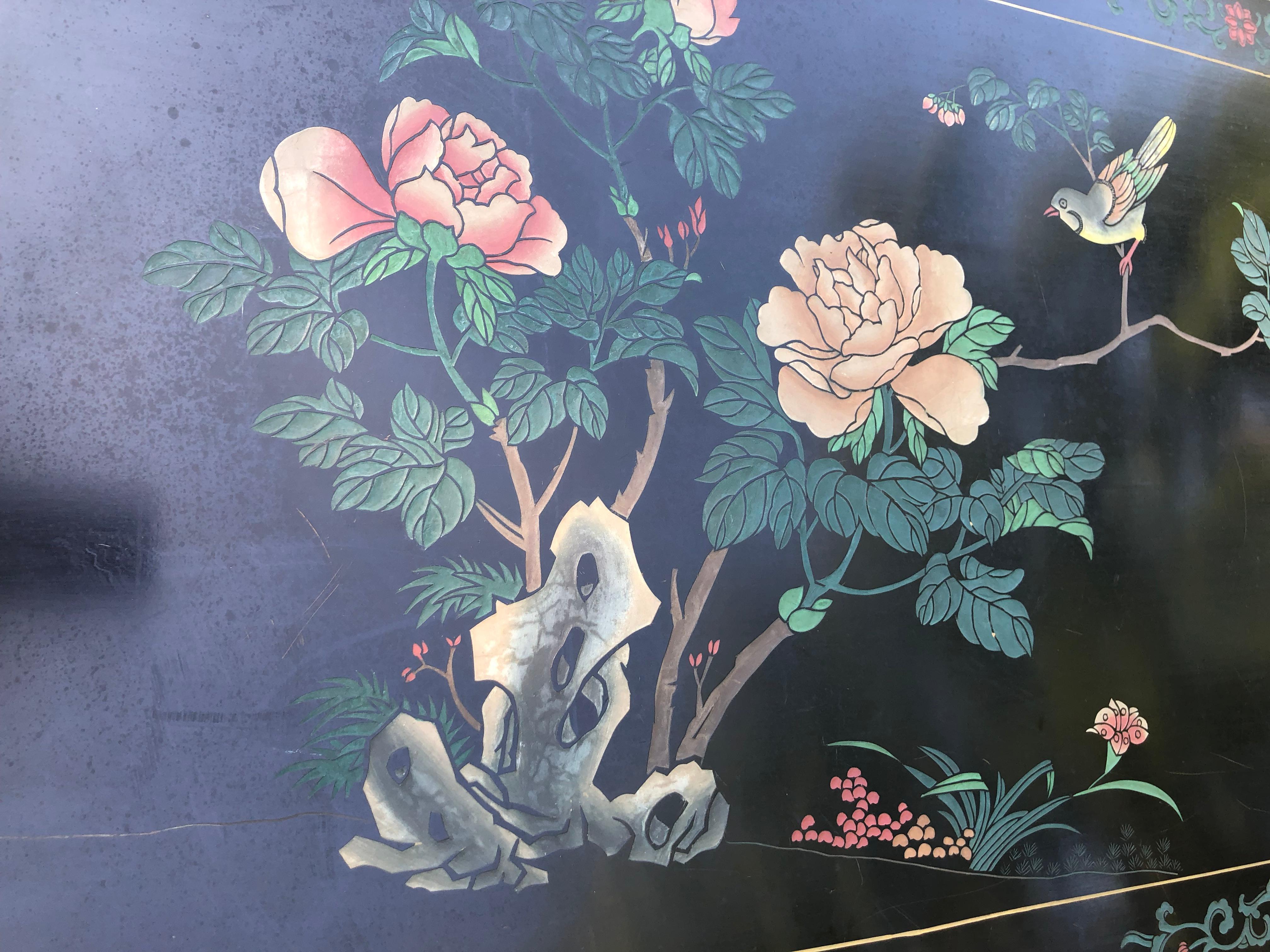 Table basse asiatique noire avec décoration florale peinte encastrée en vente 1