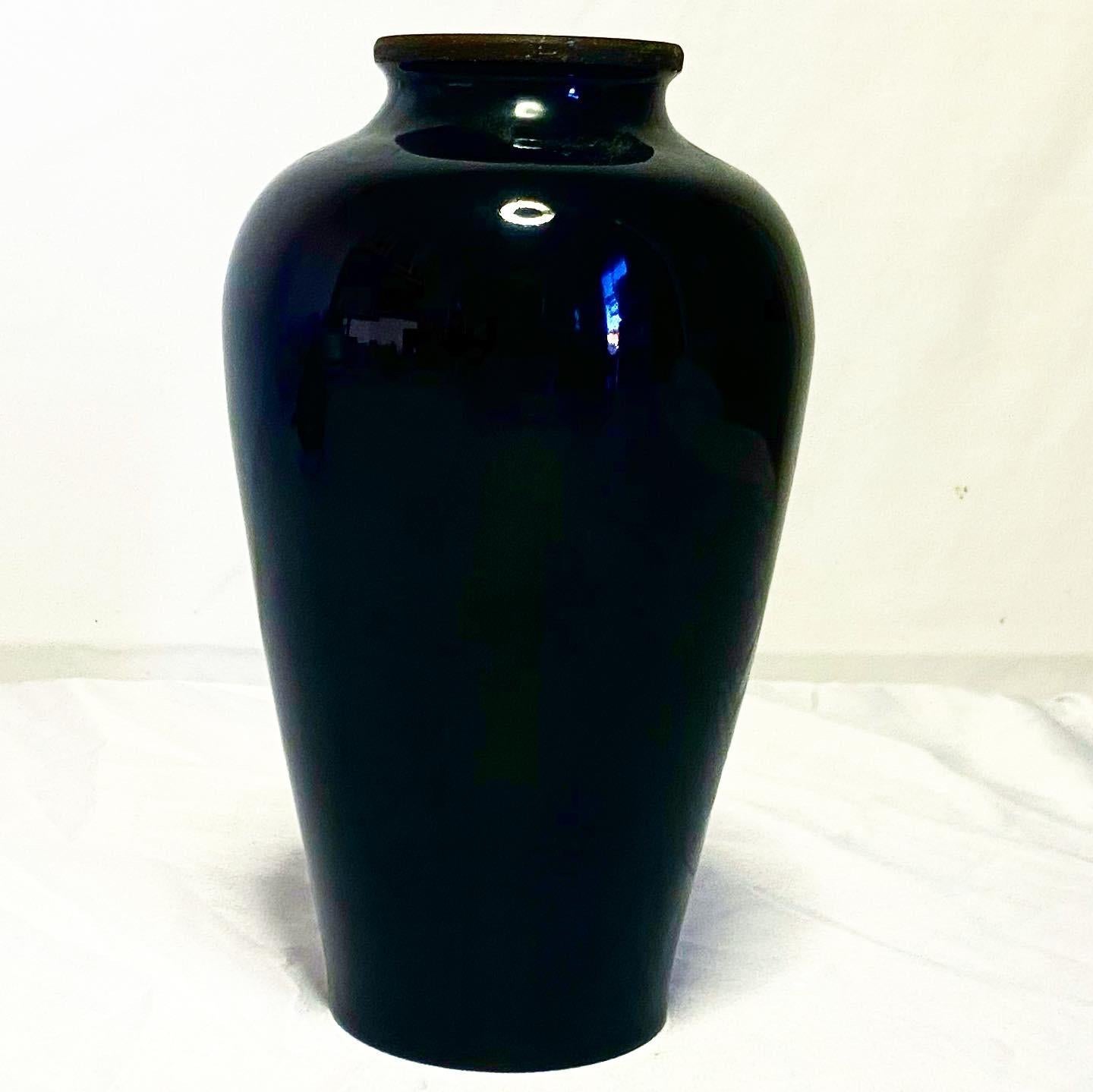 Magnifique vase asiatique en laiton avec finition en émail noir incrusté de fleurs en nacre.
