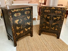 Paire d'armoires laquées noires asiatiques avec papillons peints à la main