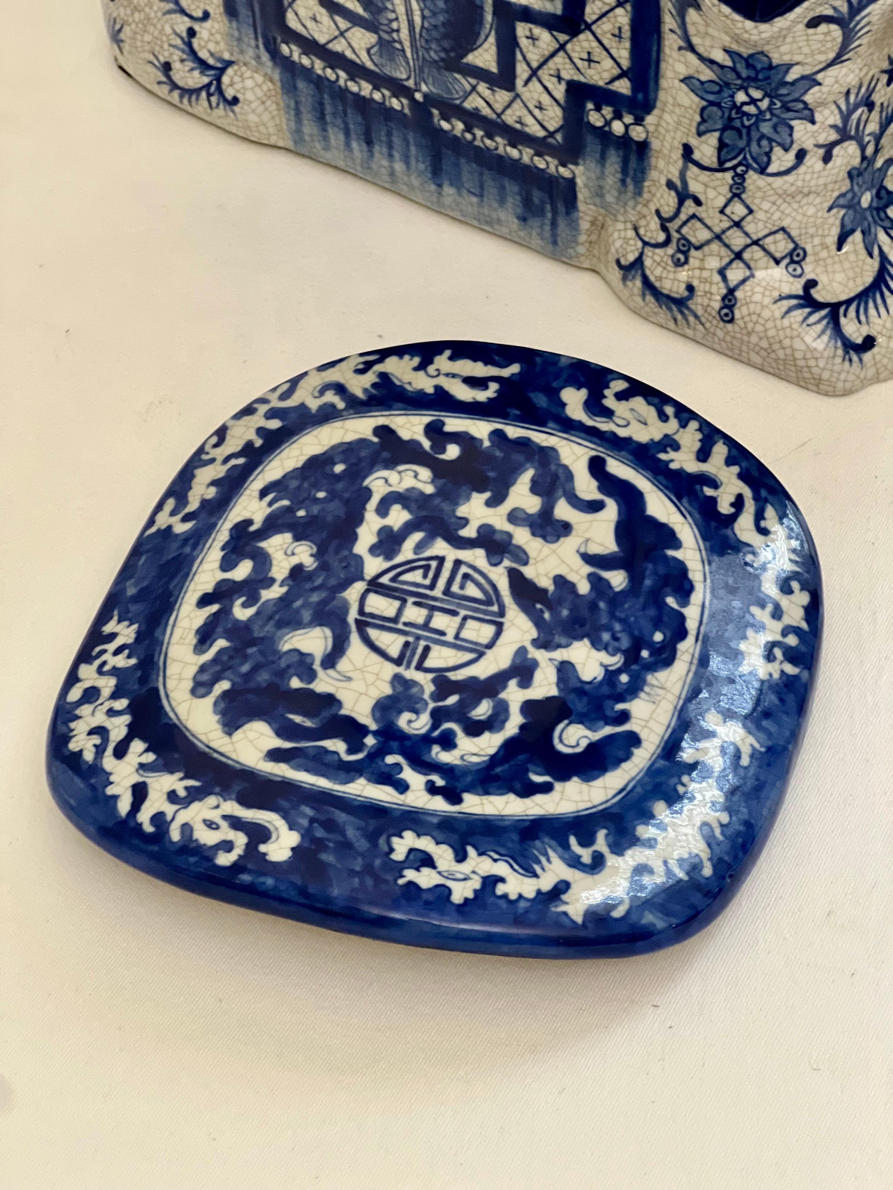 Vase ou boîte à couvercle en forme d'éléphant en céramique asiatique bleue et blanche, 20e siècle en vente 4