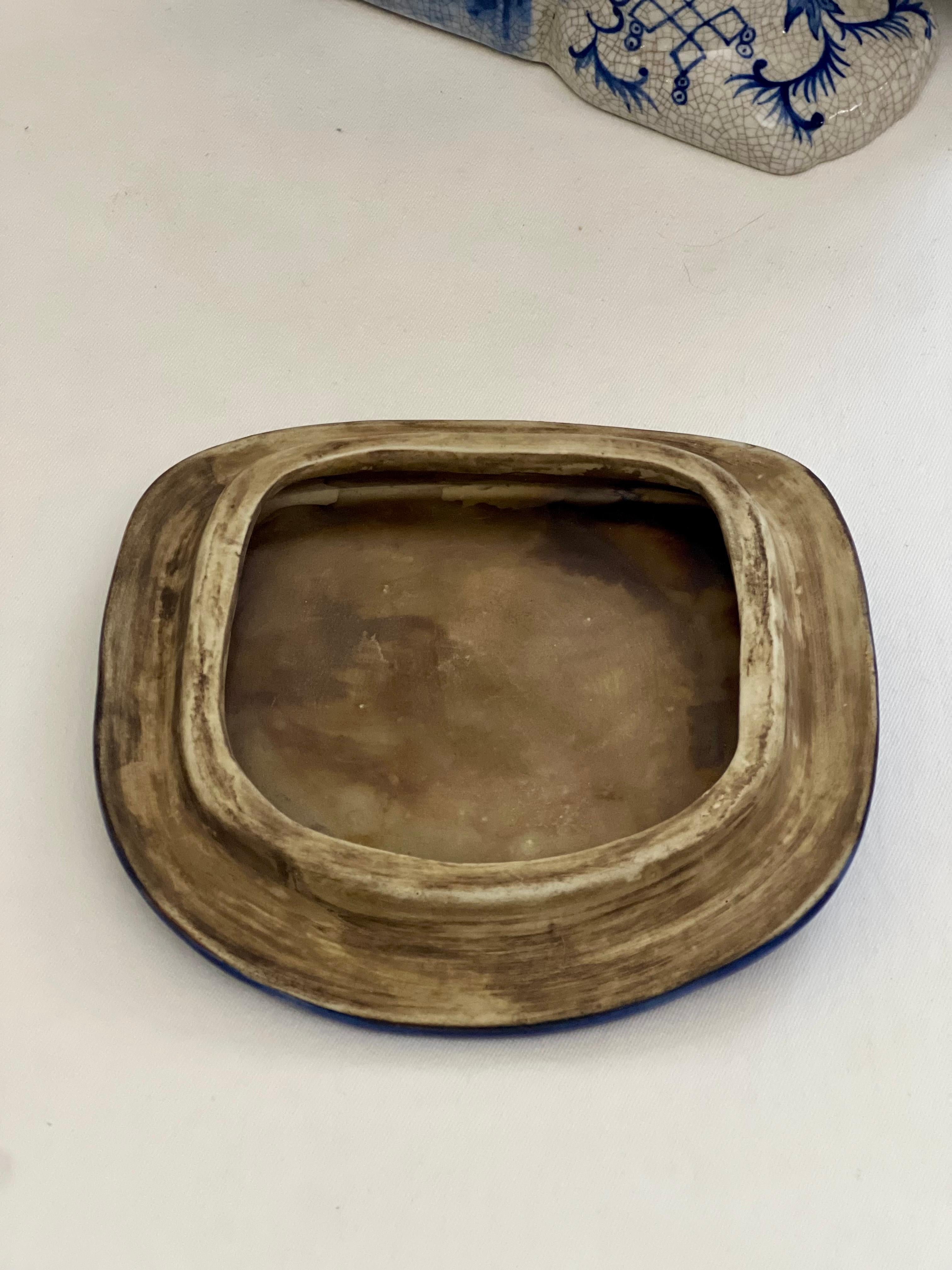 Vase ou boîte à couvercle en forme d'éléphant en céramique asiatique bleue et blanche, 20e siècle en vente 5