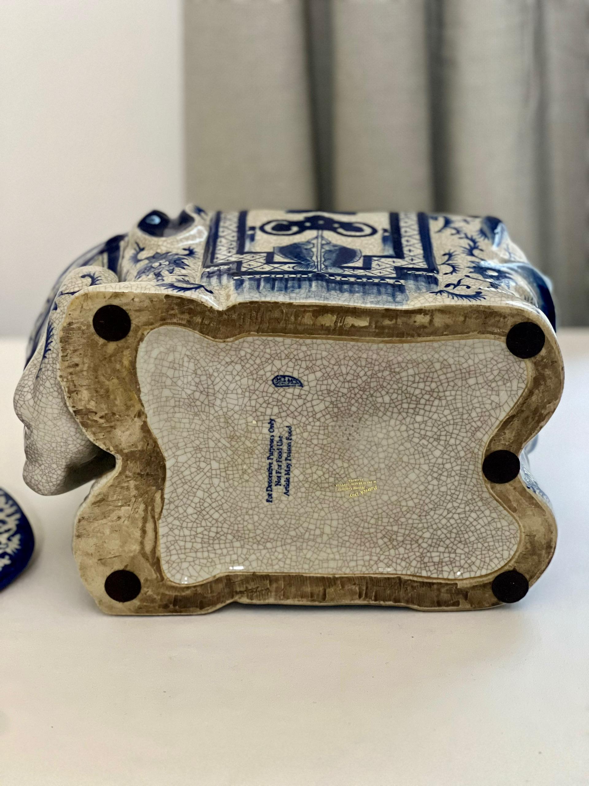 Vase ou boîte à couvercle en forme d'éléphant en céramique asiatique bleue et blanche, 20e siècle en vente 7