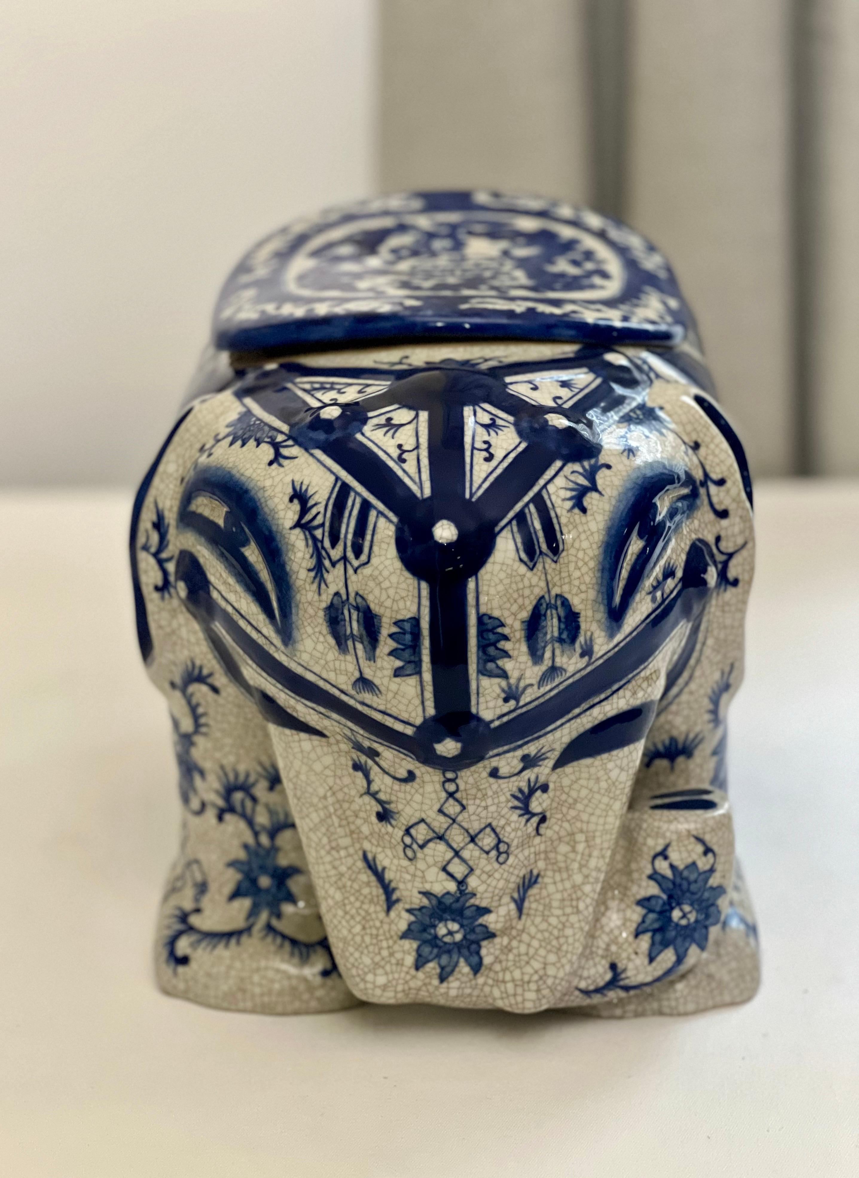 Exportation chinoise Vase ou boîte à couvercle en forme d'éléphant en céramique asiatique bleue et blanche, 20e siècle en vente