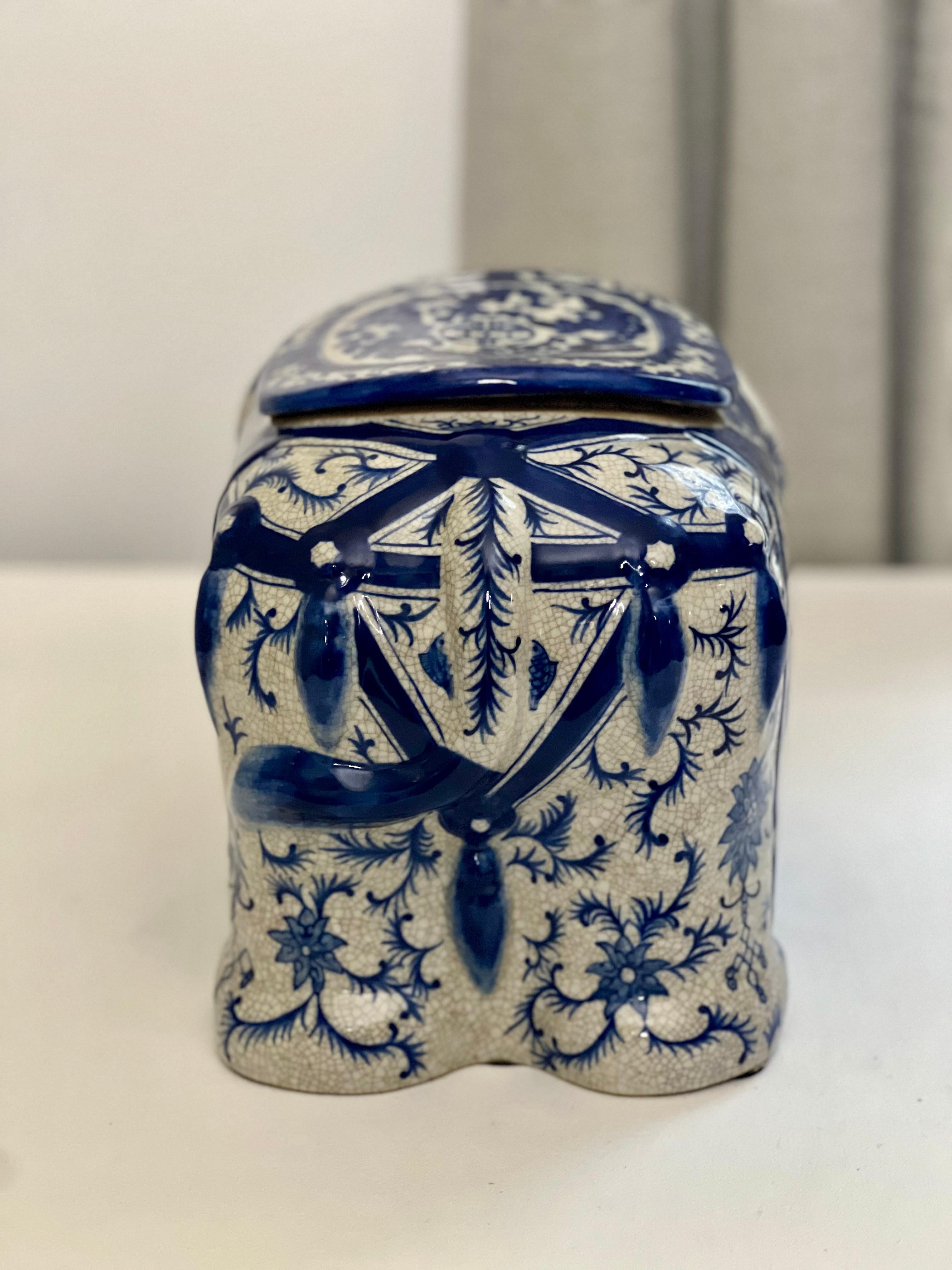 Vase ou boîte à couvercle en forme d'éléphant en céramique asiatique bleue et blanche, 20e siècle Bon état - En vente à Doylestown, PA