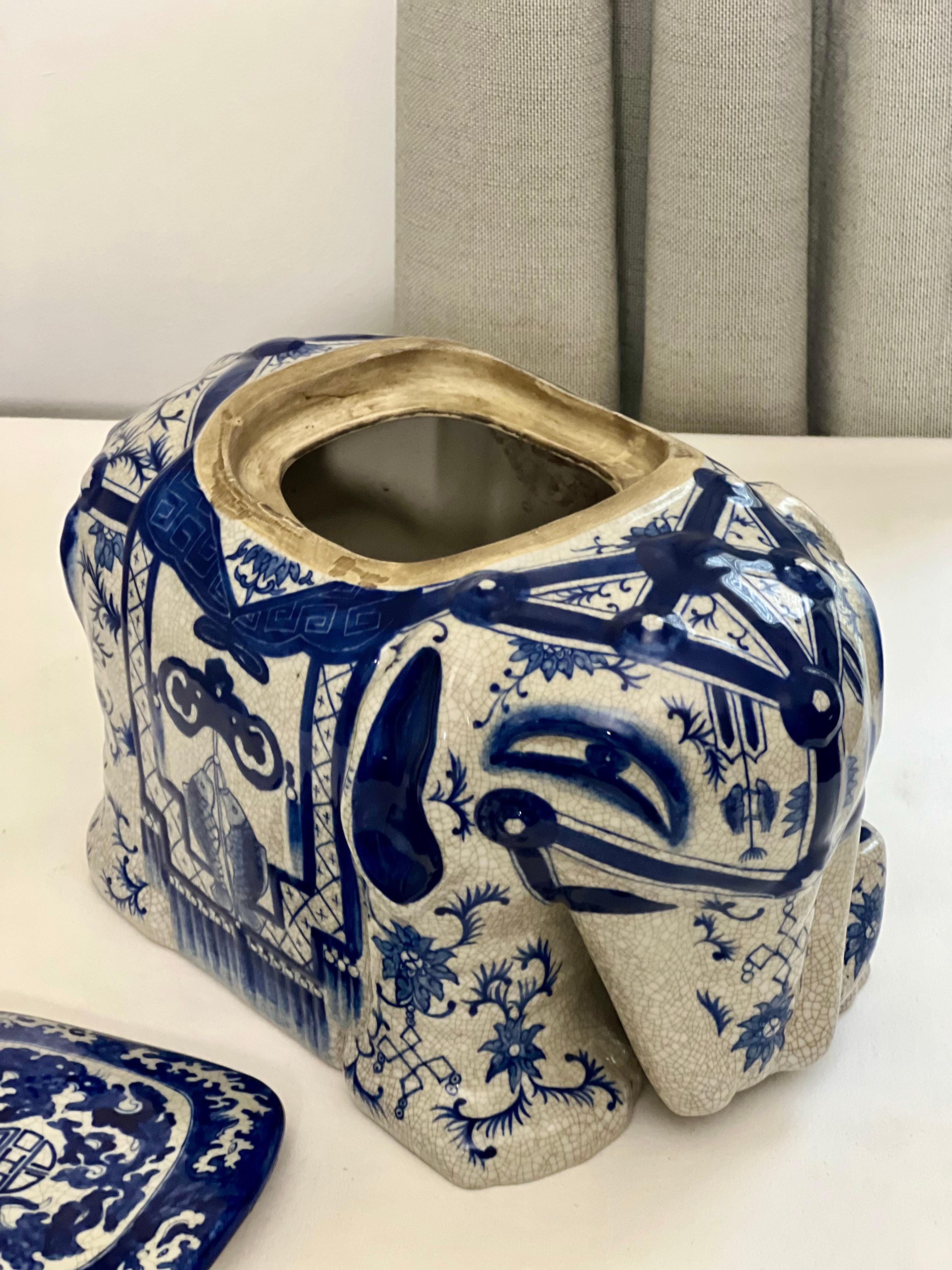 20ième siècle Vase ou boîte à couvercle en forme d'éléphant en céramique asiatique bleue et blanche, 20e siècle en vente