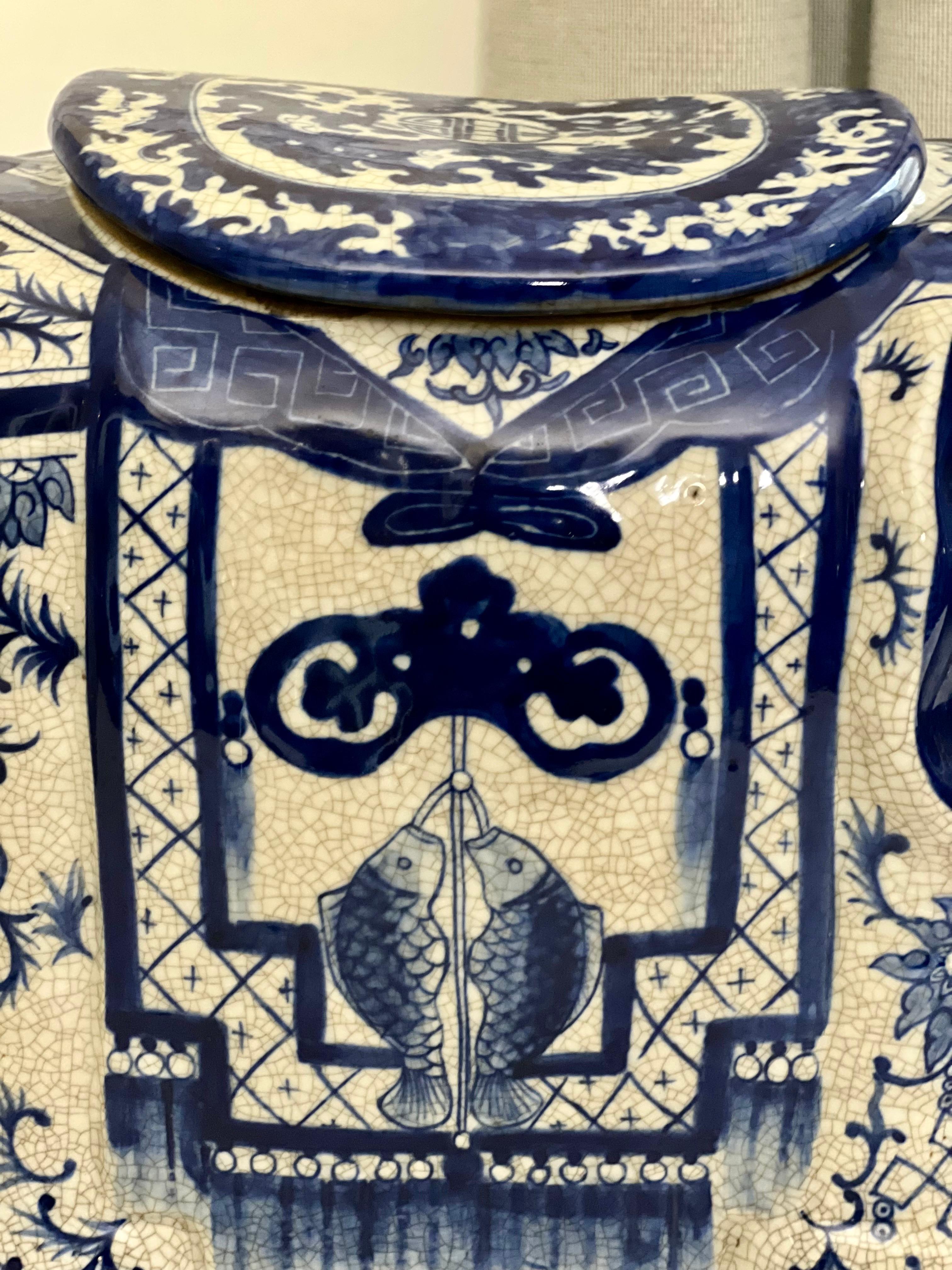 Céramique Vase ou boîte à couvercle en forme d'éléphant en céramique asiatique bleue et blanche, 20e siècle en vente