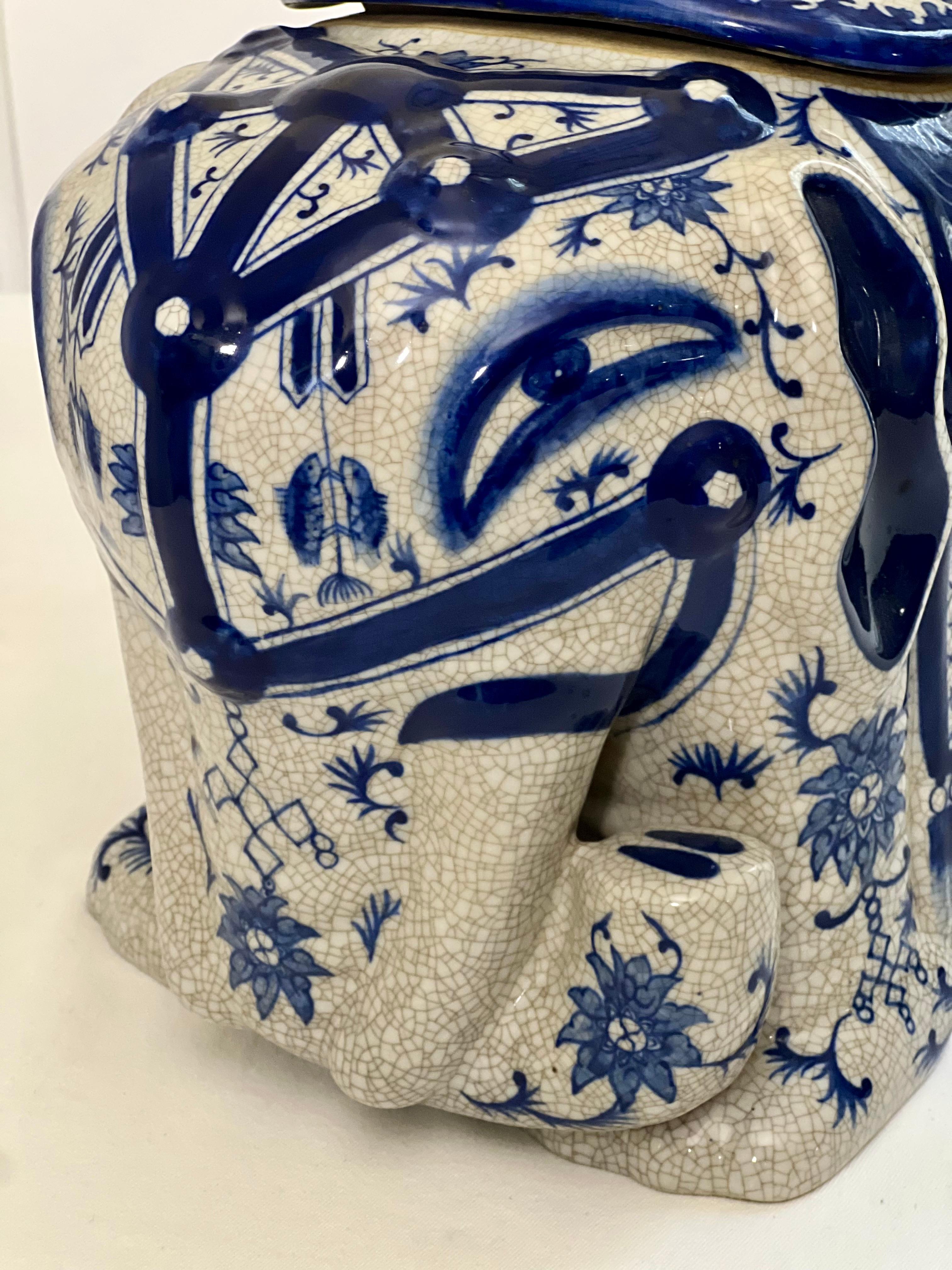 Vase ou boîte à couvercle en forme d'éléphant en céramique asiatique bleue et blanche, 20e siècle en vente 1
