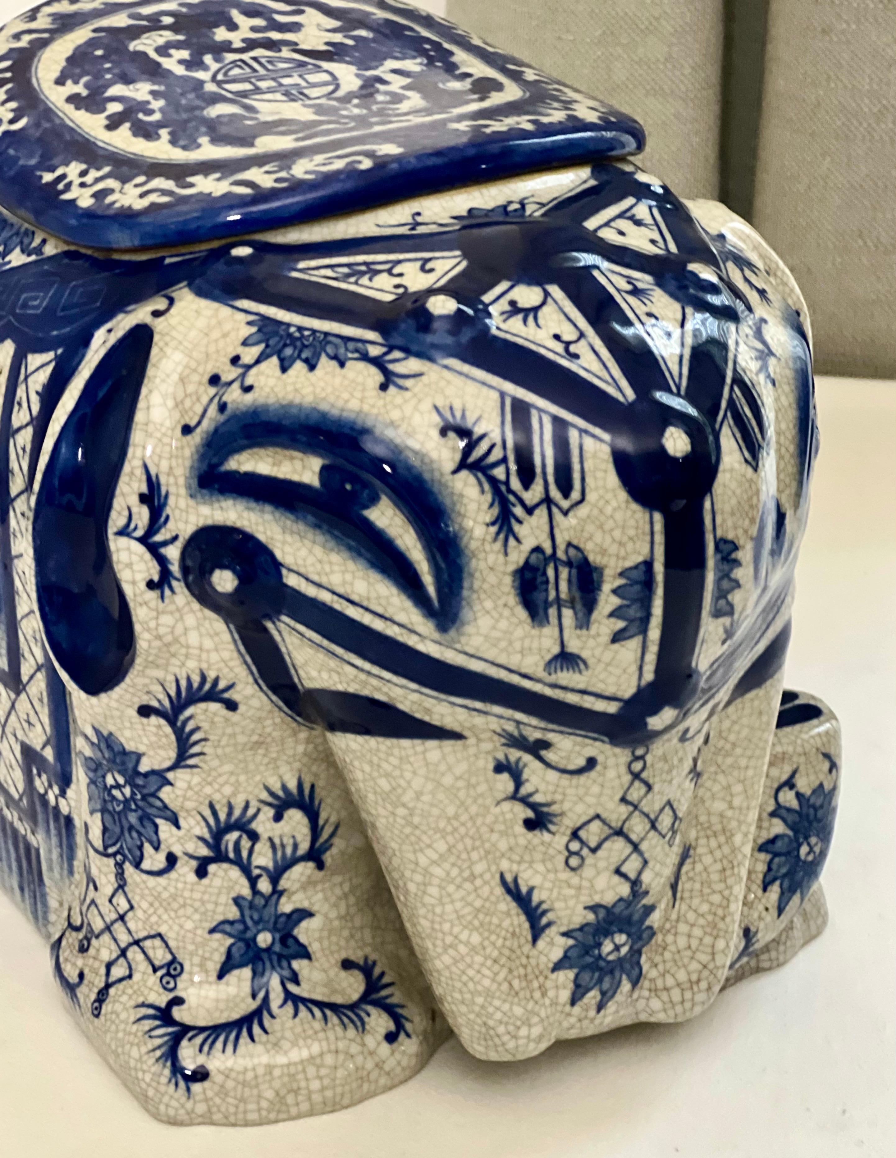 Vase ou boîte à couvercle en forme d'éléphant en céramique asiatique bleue et blanche, 20e siècle en vente 2