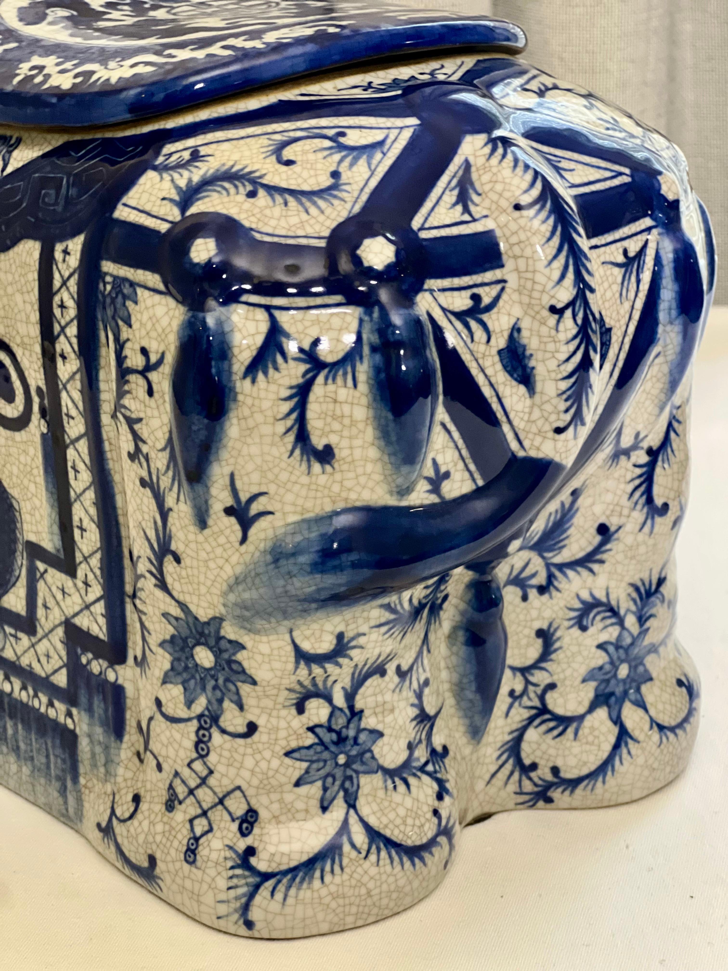 Vase ou boîte à couvercle en forme d'éléphant en céramique asiatique bleue et blanche, 20e siècle en vente 3