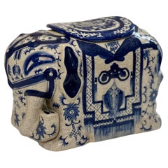 Jarrón o caja con tapa de cerámica asiática azul y blanca en forma de elefante, Siglo XX