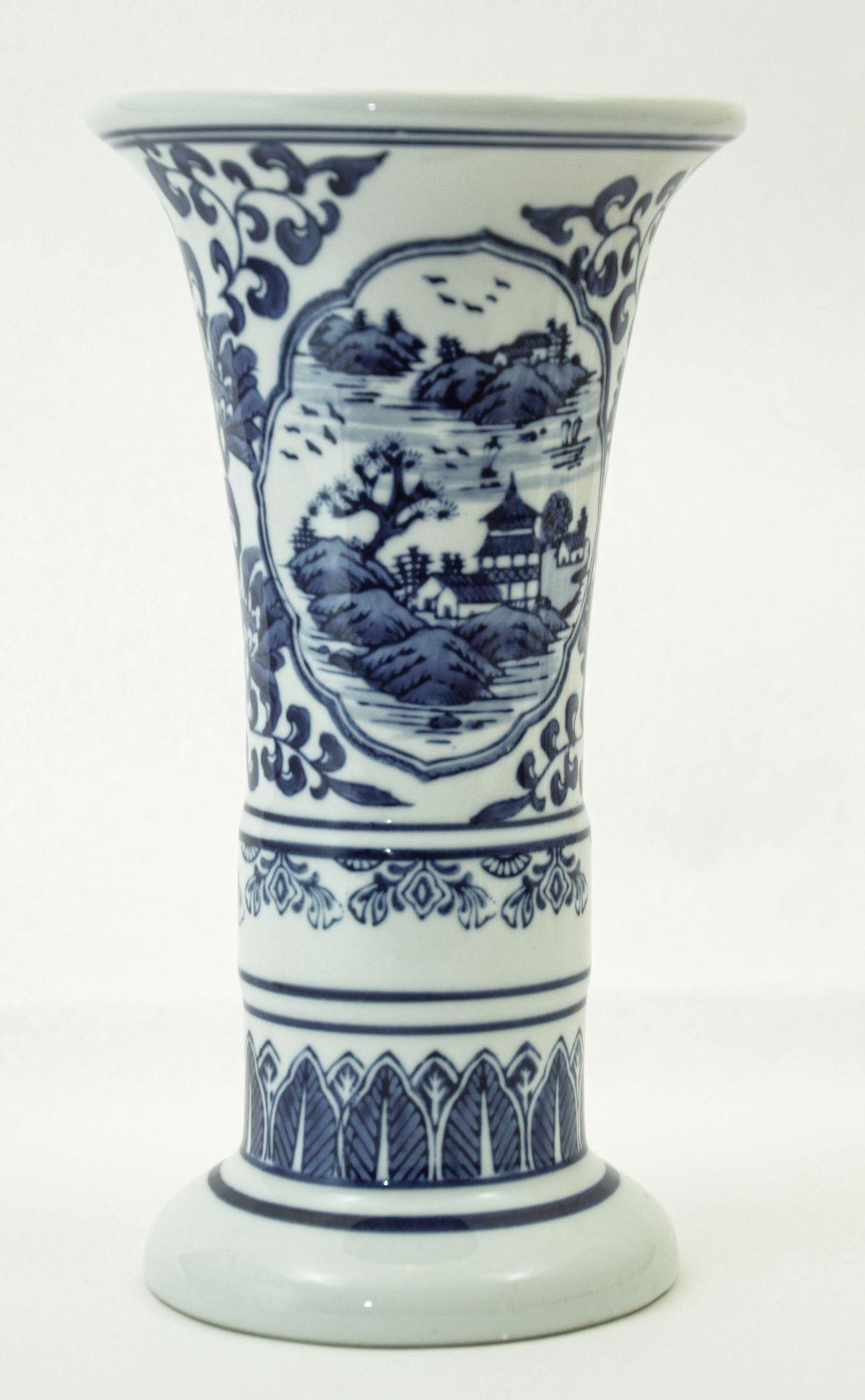 Asian Chinese Blue and White Porcelain Flower Drum Vase.
Decorated with a Chinoiserie blue and white landscape, river, mountains, foliages and architectural Chinese Pagodas.
Transitional Gu-form beaker vase with spreading base and flaring trumpet