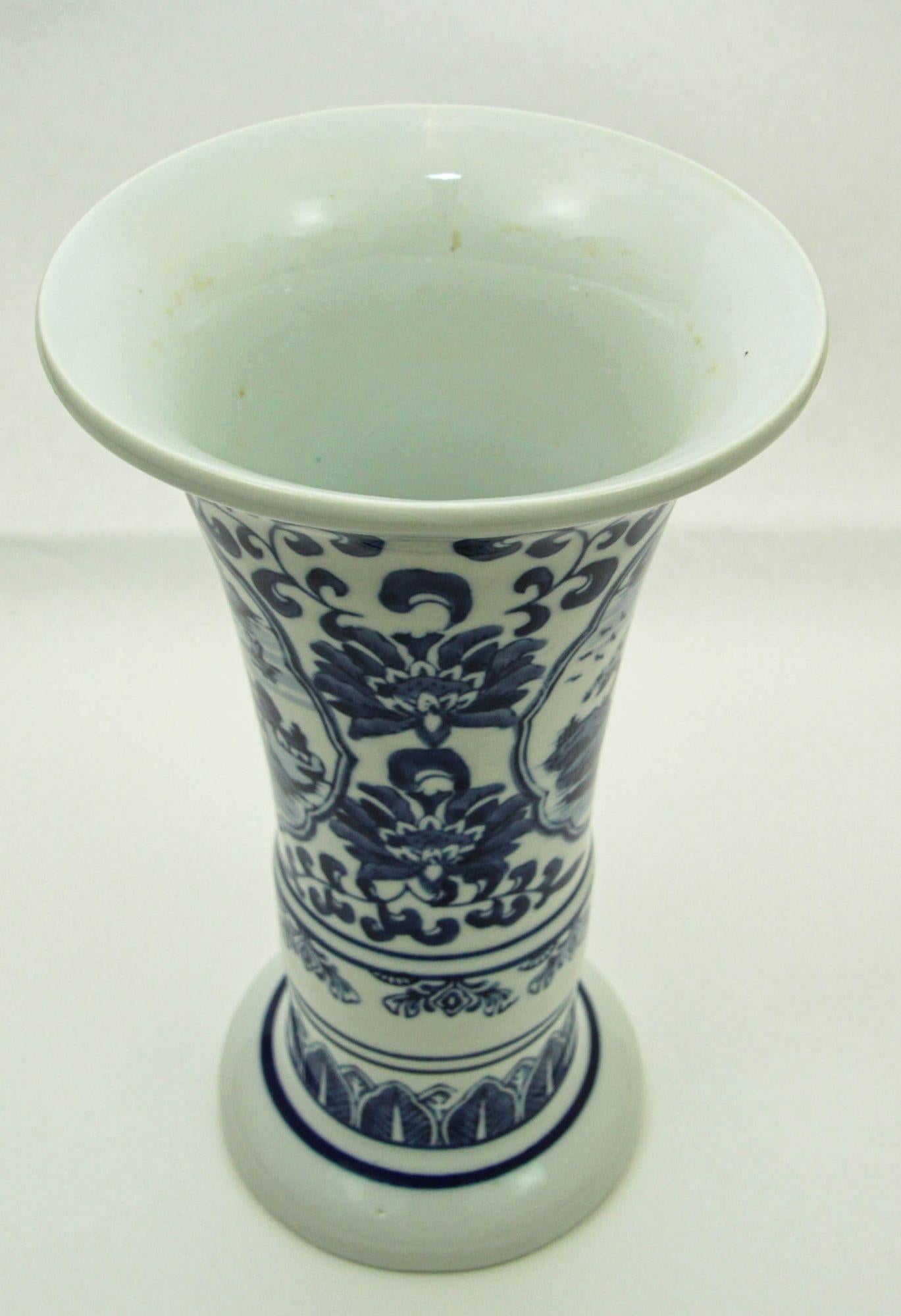Asian Blue and White Porcelain Flower Drum Vase For Sale 1