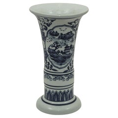 Jarrón de porcelana asiática azul y blanca con tambor de flores