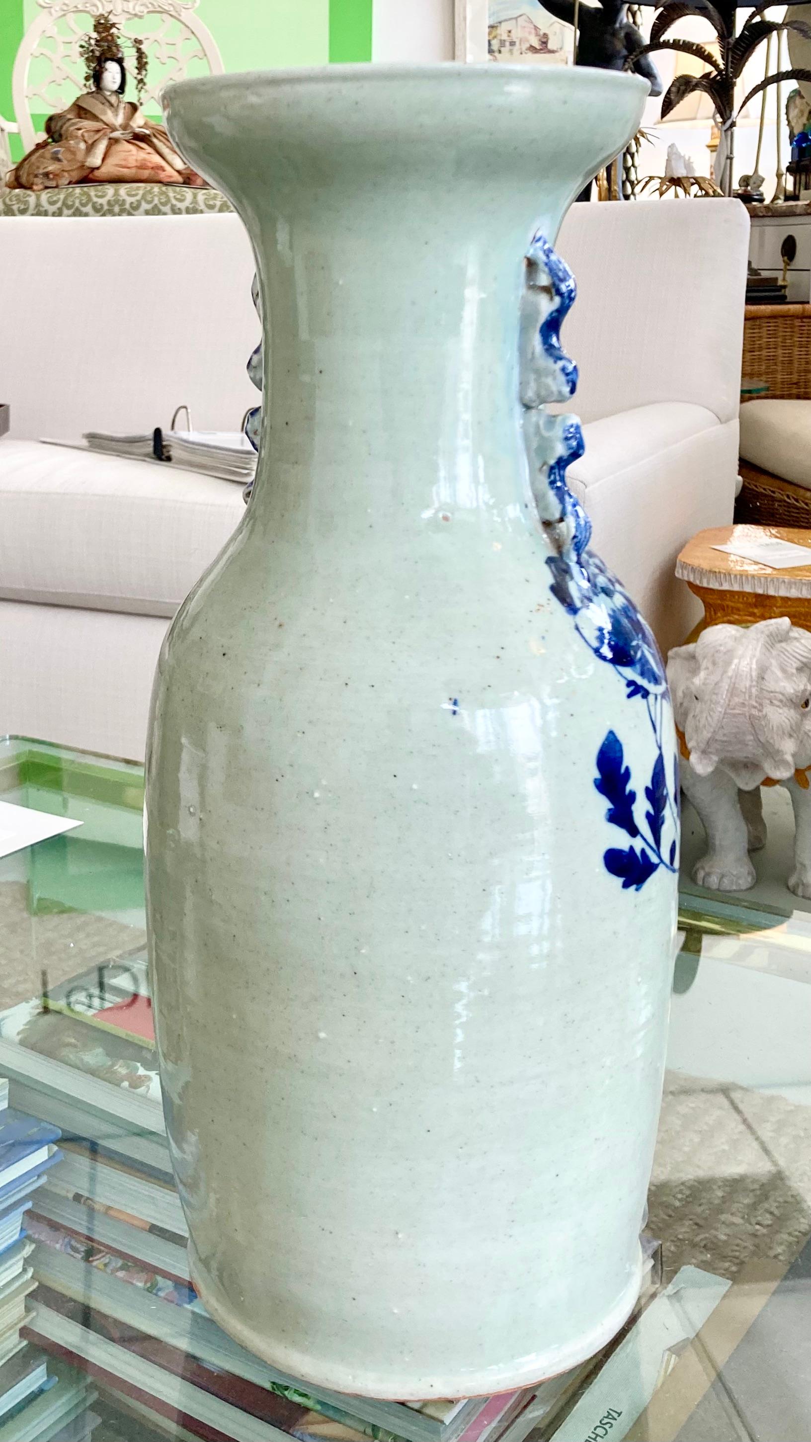 Chinois Vase asiatique bleu et blanc en vente