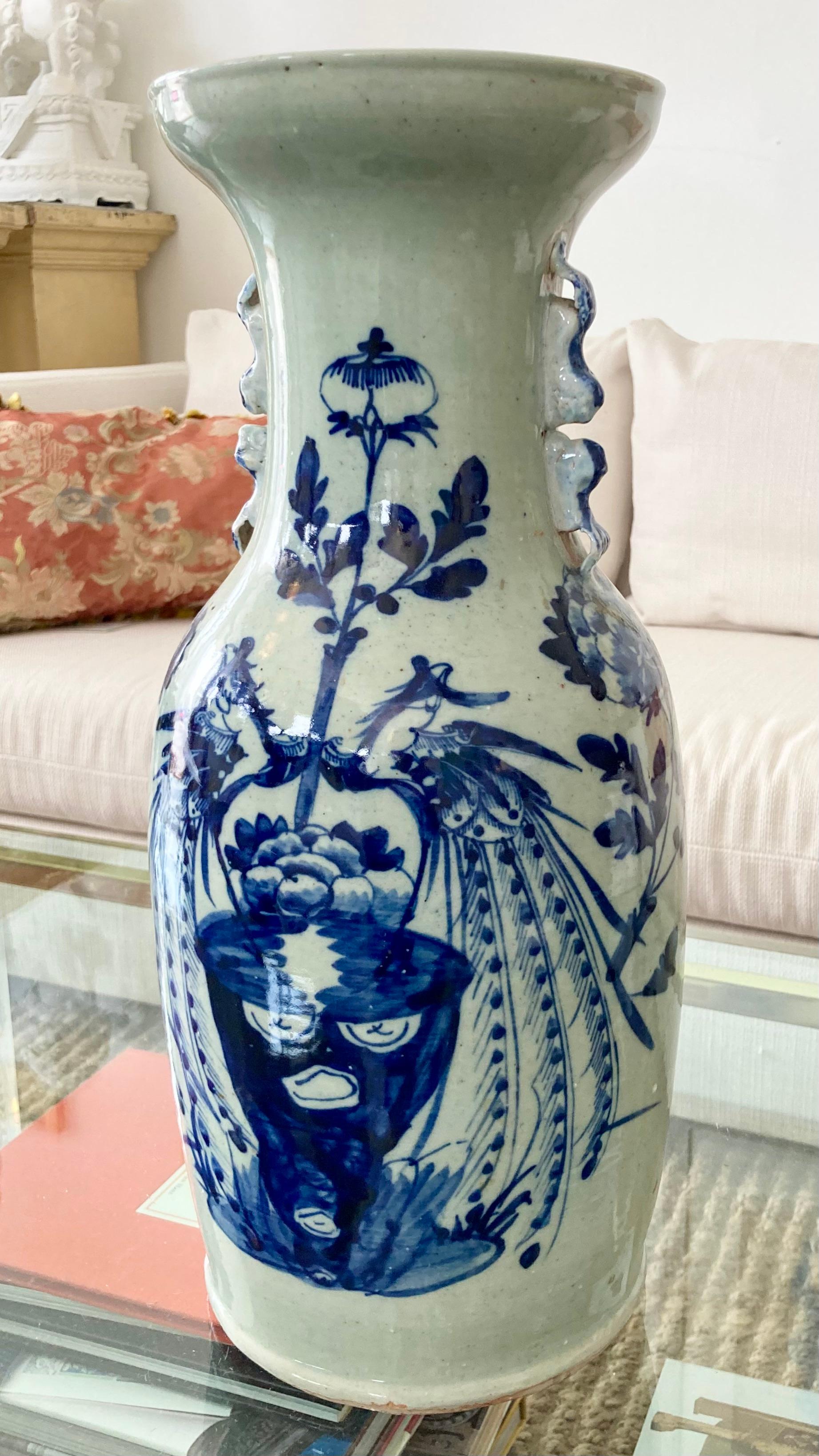 Vase asiatique bleu et blanc Bon état - En vente à Los Angeles, CA
