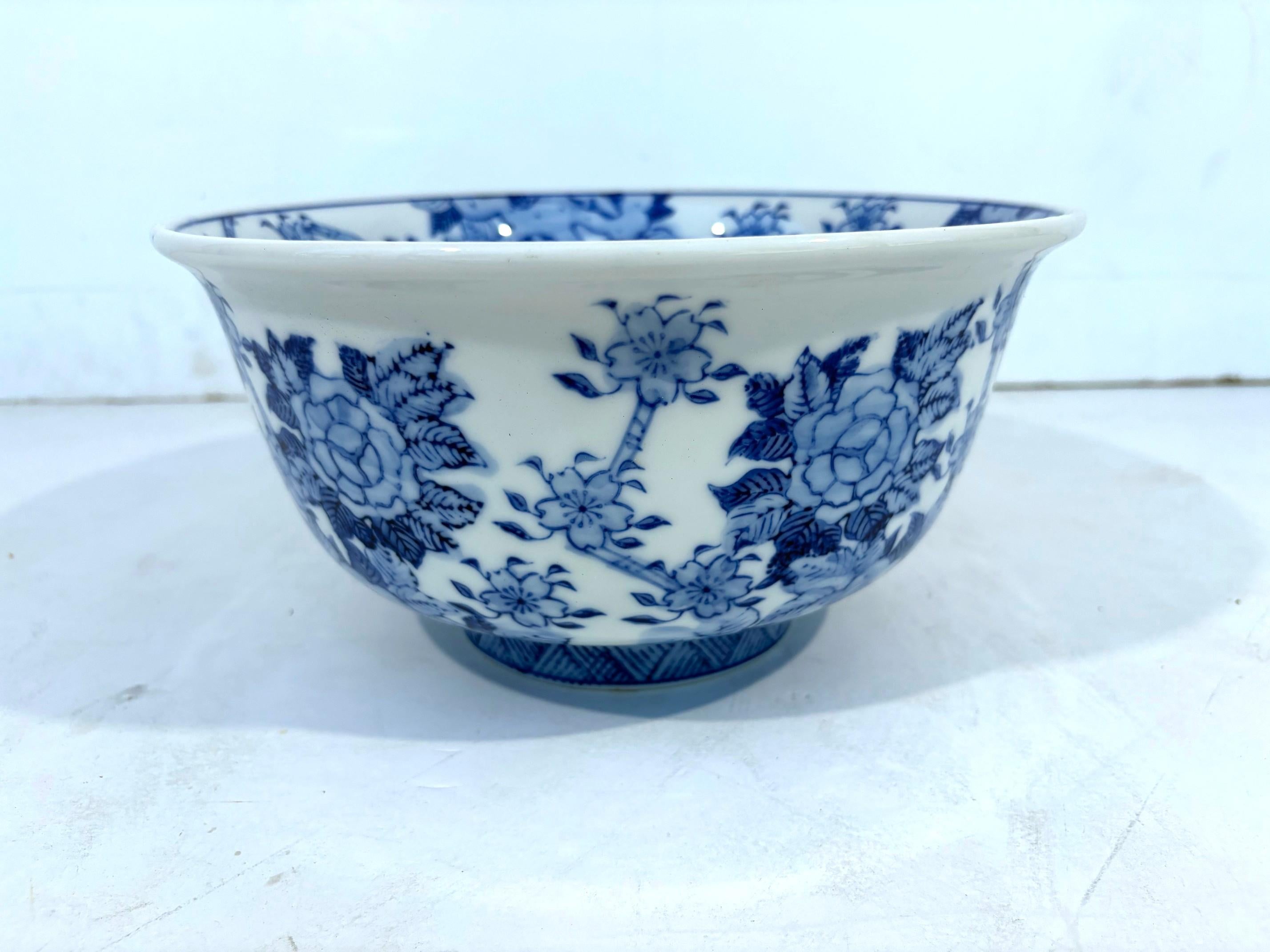 Un cuenco asiático azul y blanco pintado a mano.