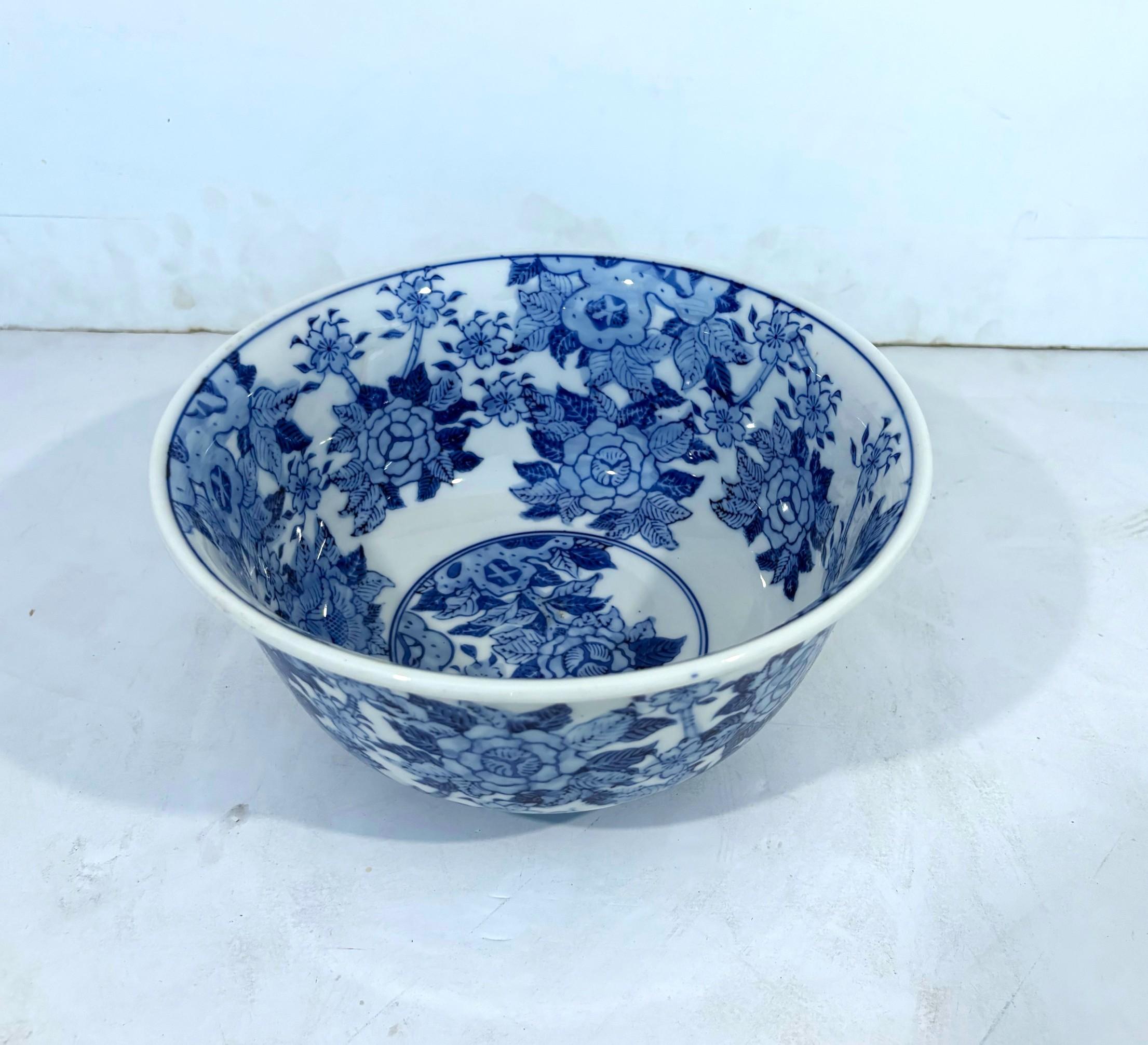 Cuenco asiático azul y blanco en Bueno estado para la venta en Pomona, CA