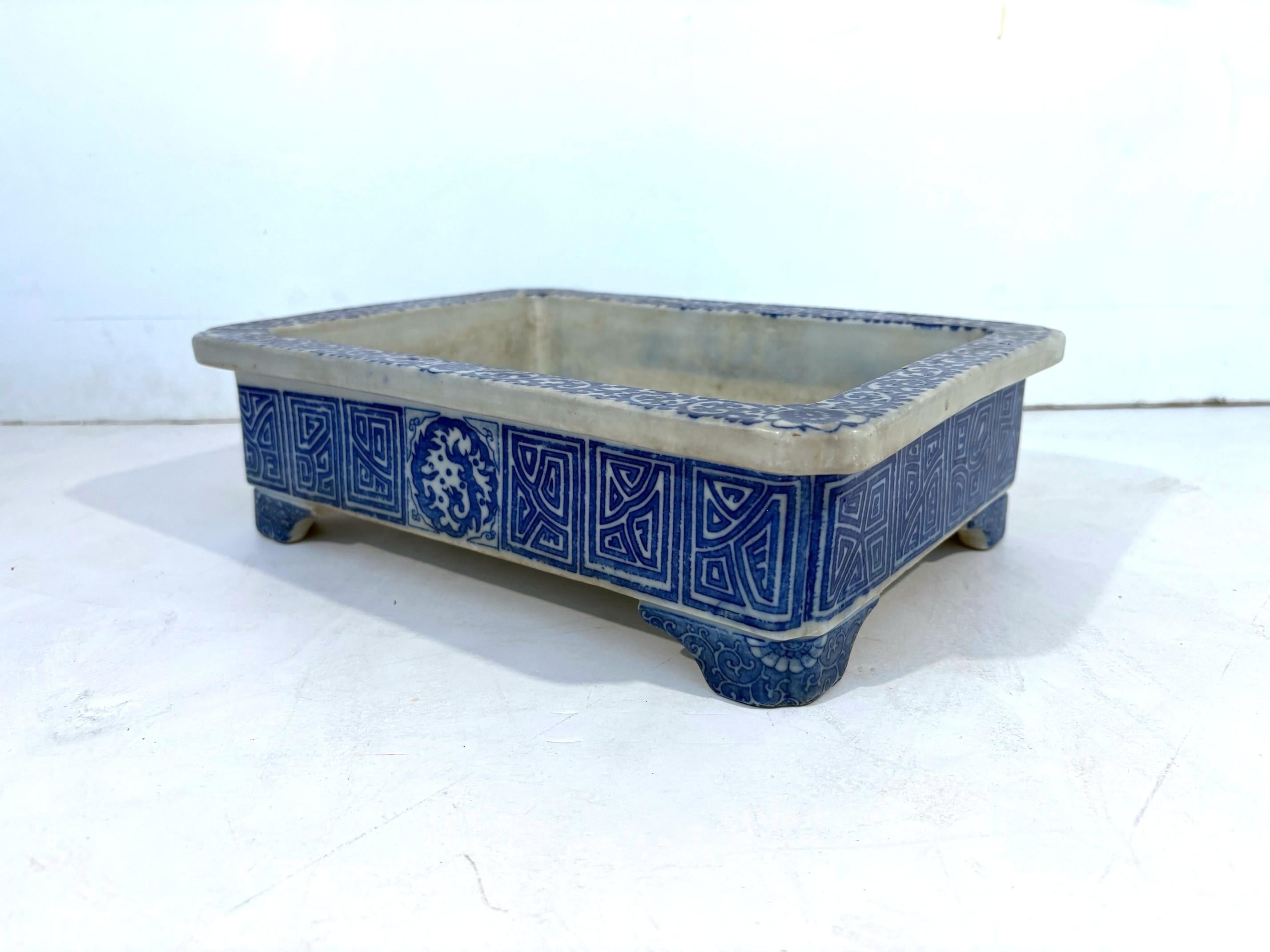 Jardinière asiatique bleue et blanche Bon état - En vente à Pomona, CA