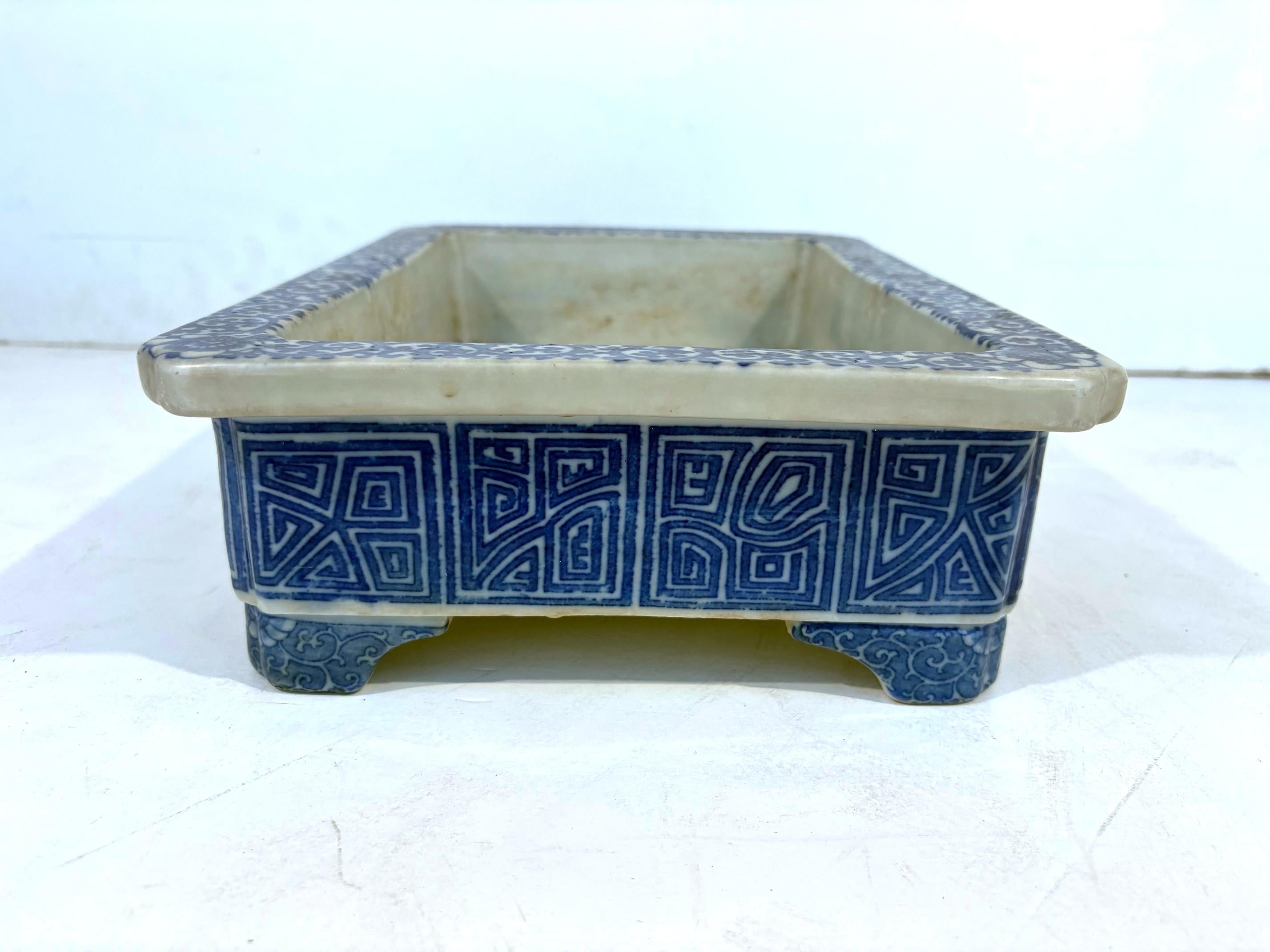 20ième siècle Jardinière asiatique bleue et blanche en vente