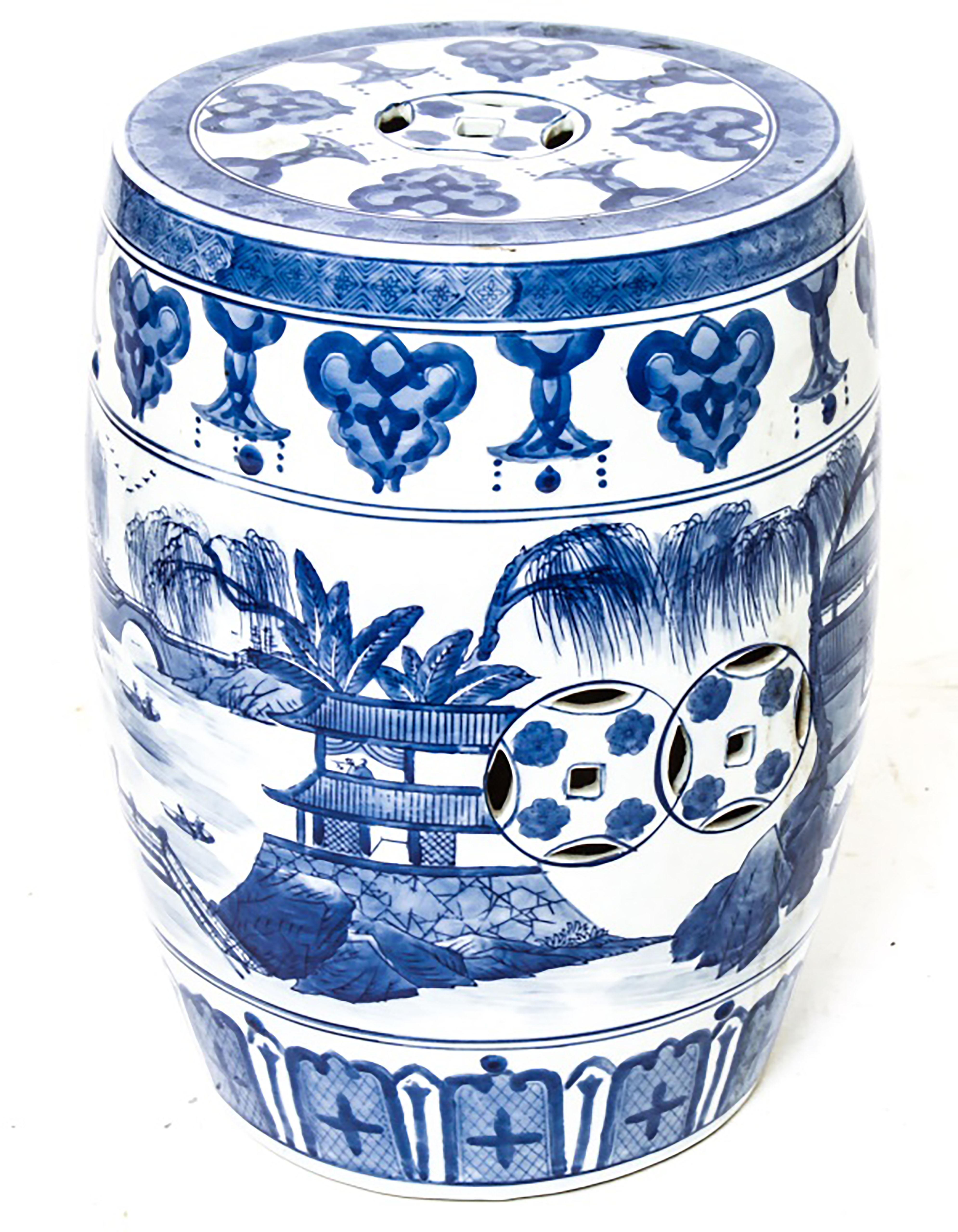 Asiatischer Gartensitz aus blauem und weißem Porzellan mit Tempel- und Wasserszenen. Maße: 17,25