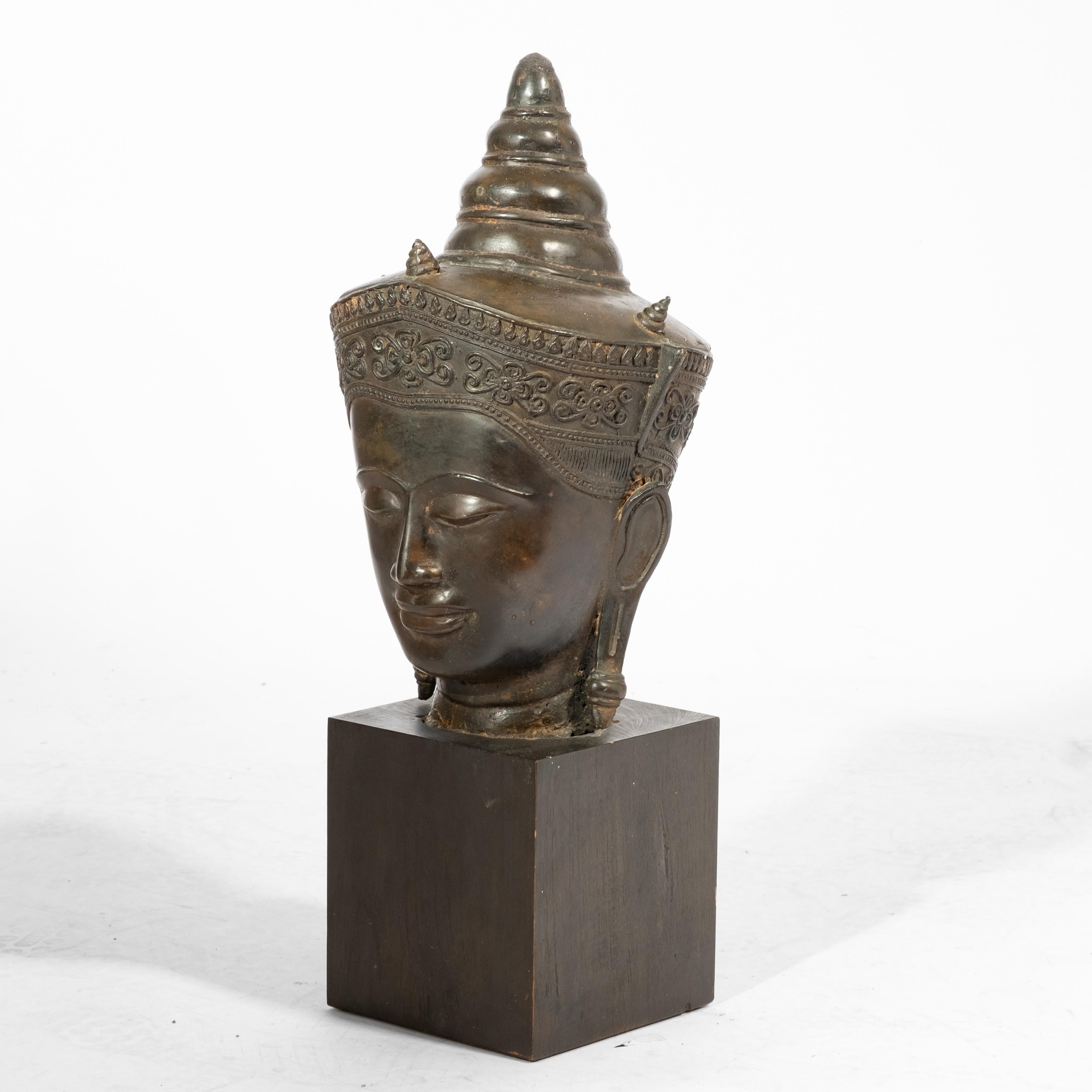 Grande tête de bouddha asiatique en bronze, probablement 16e/17e siècle  brun foncé, patine variée, 14.25 