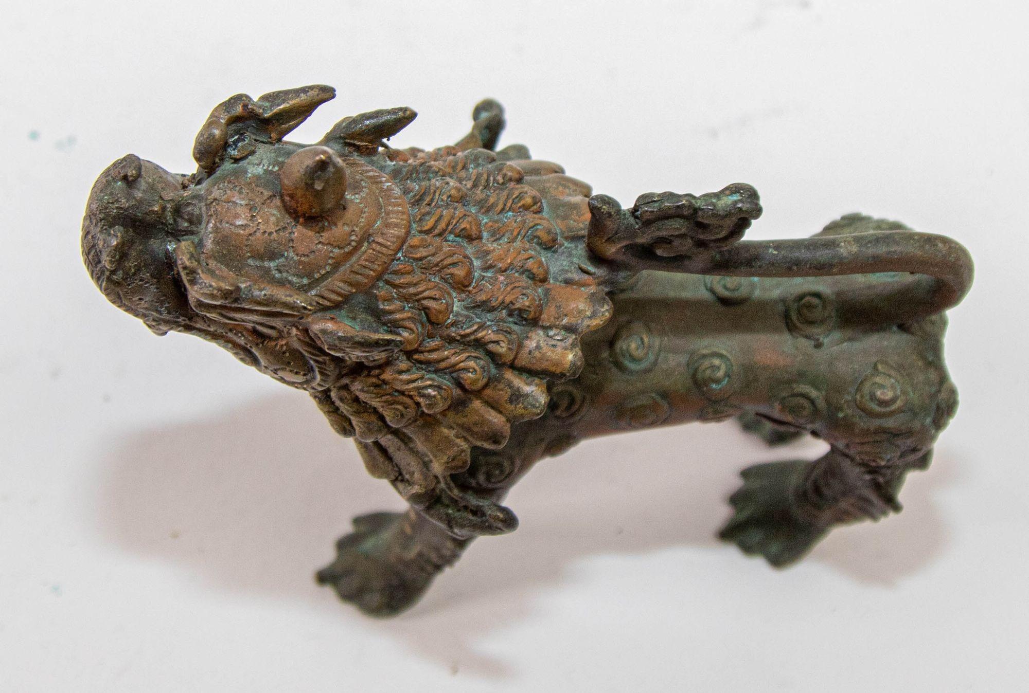 Asiatische Guardian-Löwen-Skulptur aus Bronze, Nepal, 19. Jahrhundert im Angebot 4